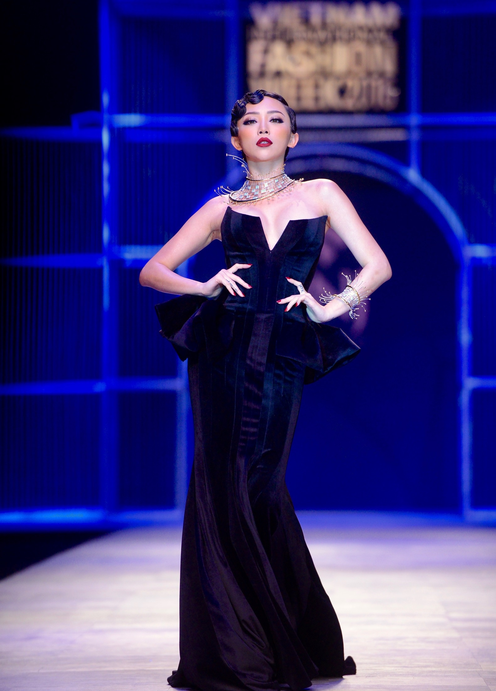 Thanh Hang catwalk voi 50 luong vang anh 4