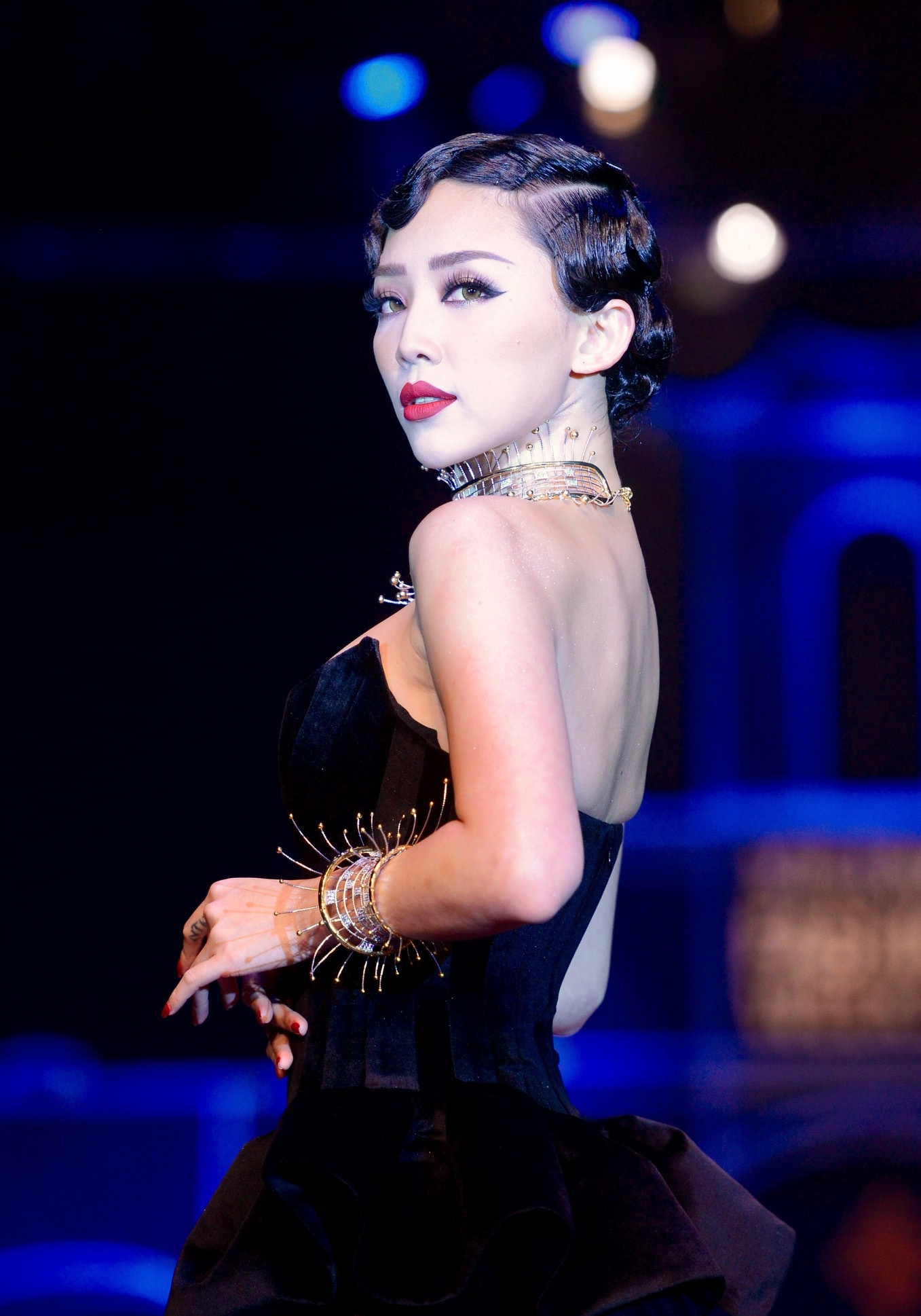 Thanh Hang catwalk voi 50 luong vang anh 5