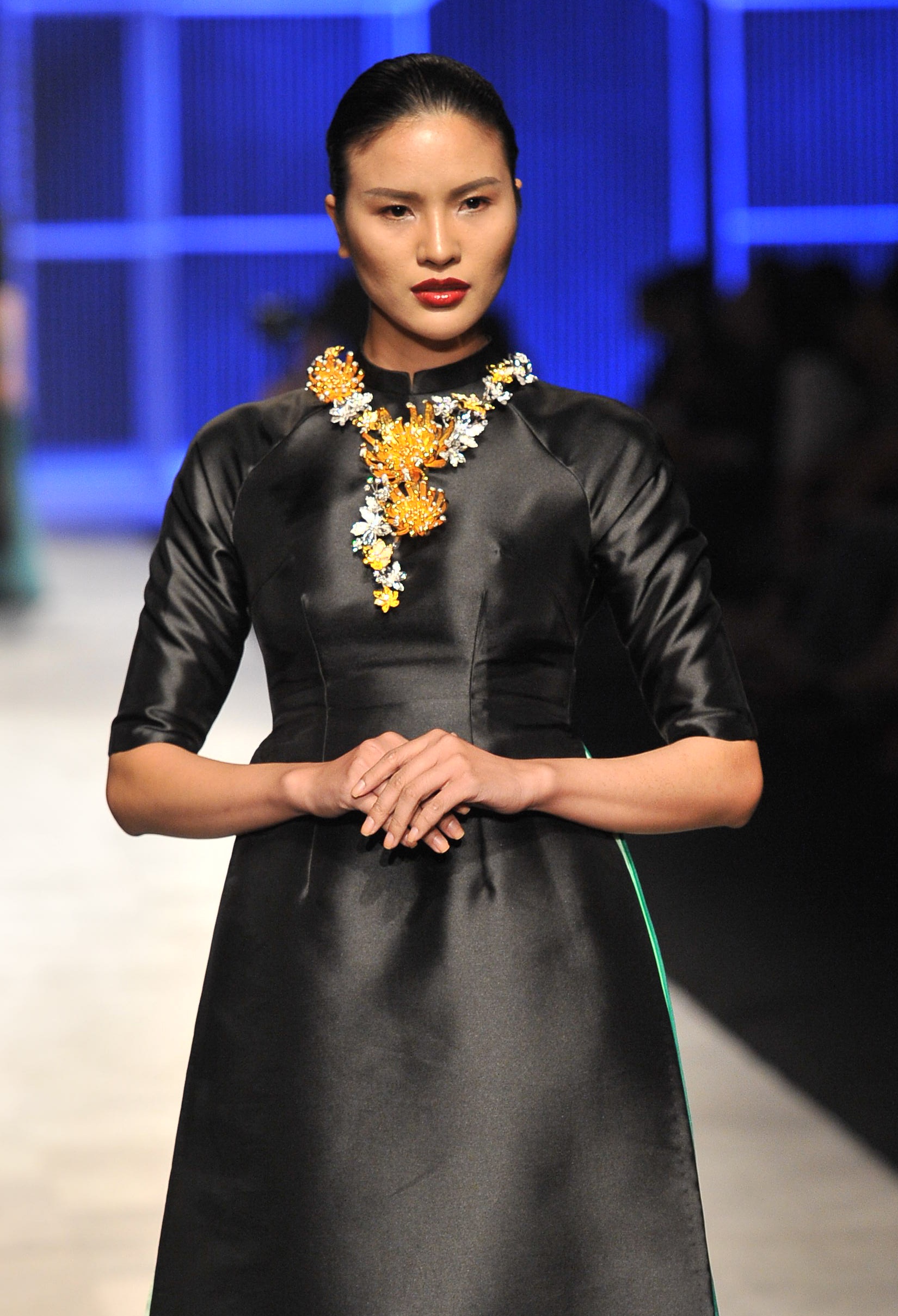 Thanh Hang catwalk voi 50 luong vang anh 6