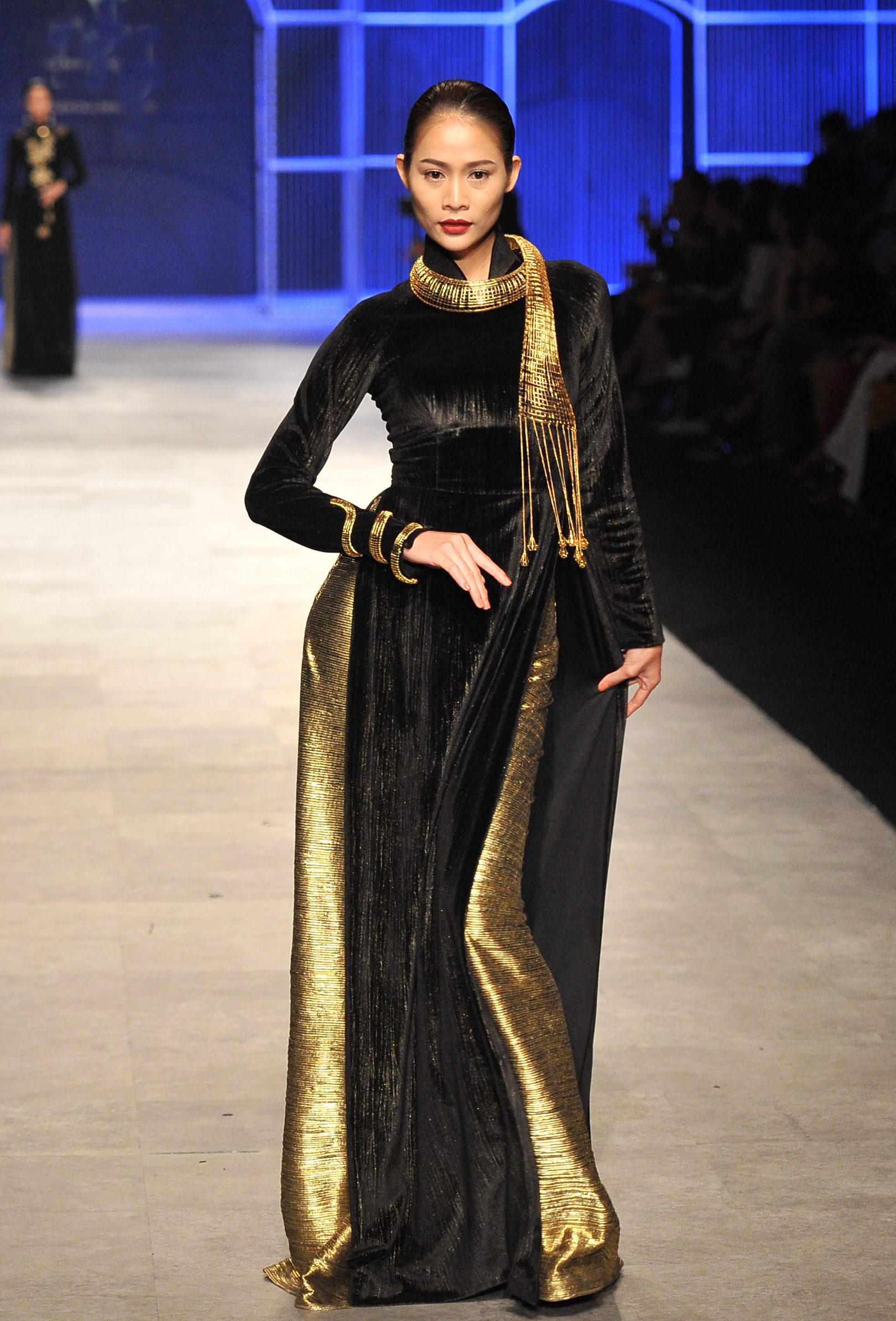 Thanh Hang catwalk voi 50 luong vang anh 7