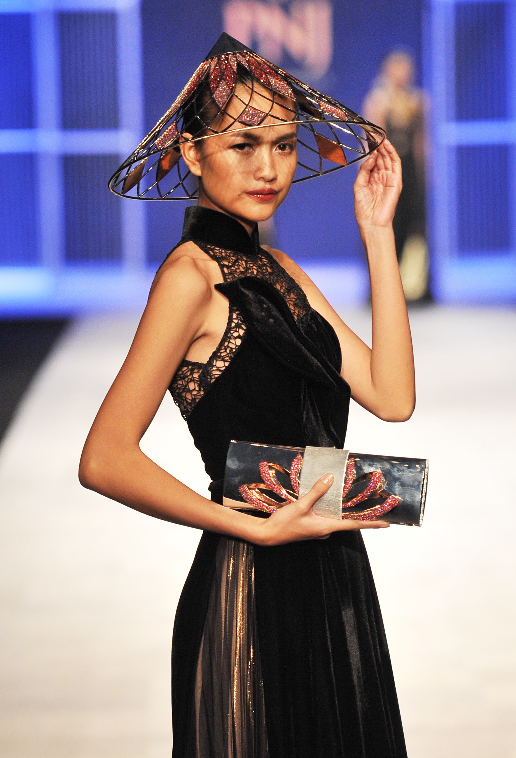Thanh Hang catwalk voi 50 luong vang anh 8