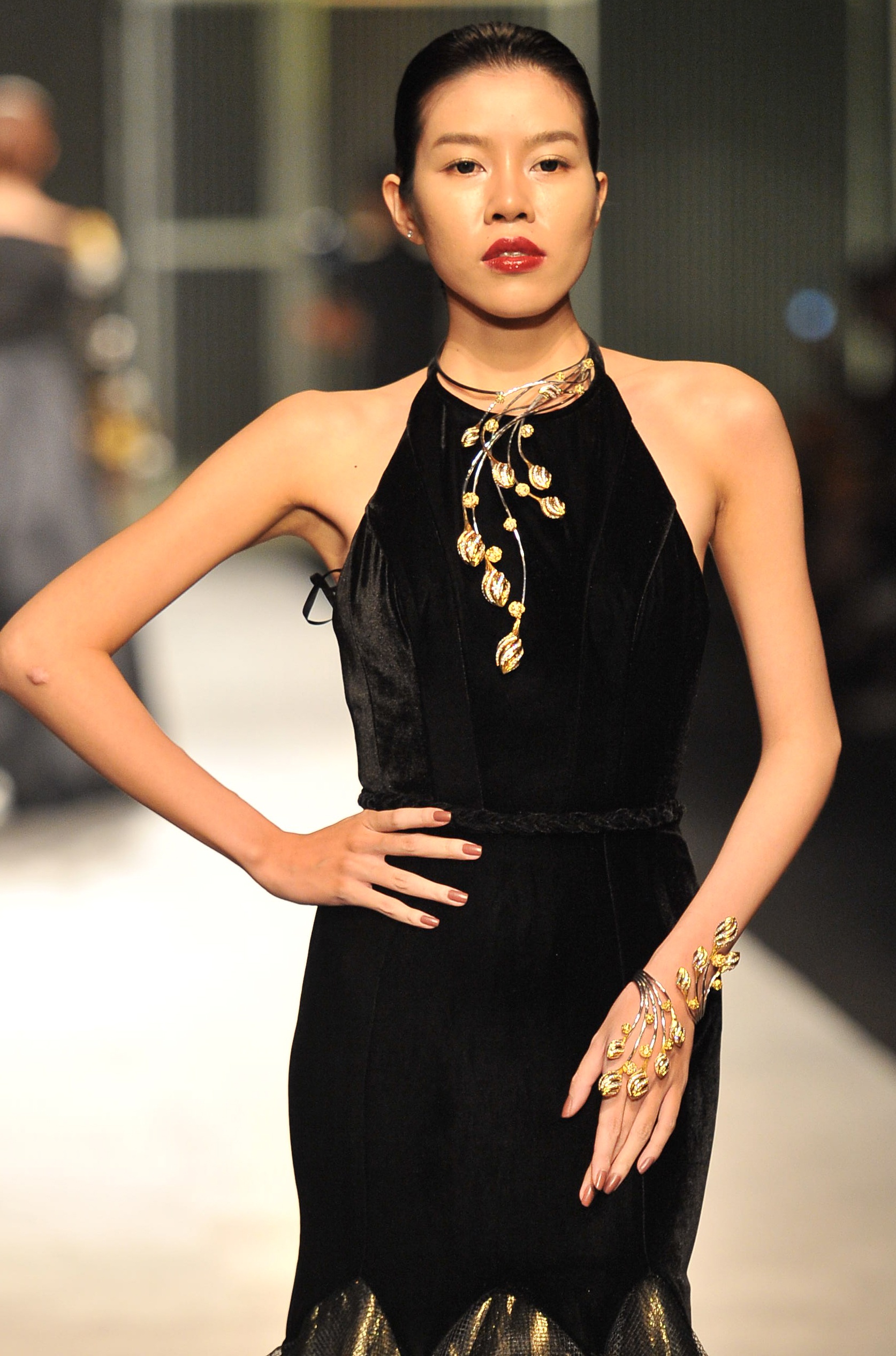 Thanh Hang catwalk voi 50 luong vang anh 9