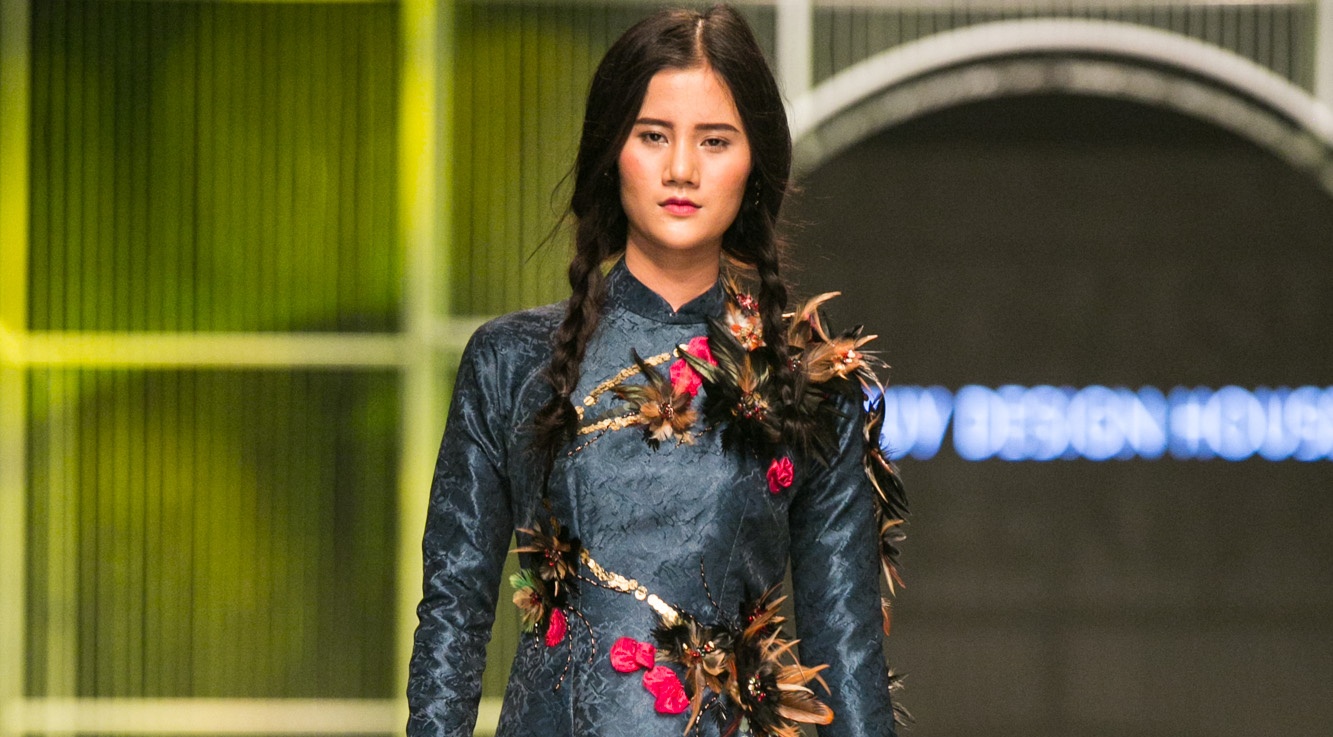 Hinh anh la mat cua quan quan Huong Ly voi ao dai long vu hinh anh