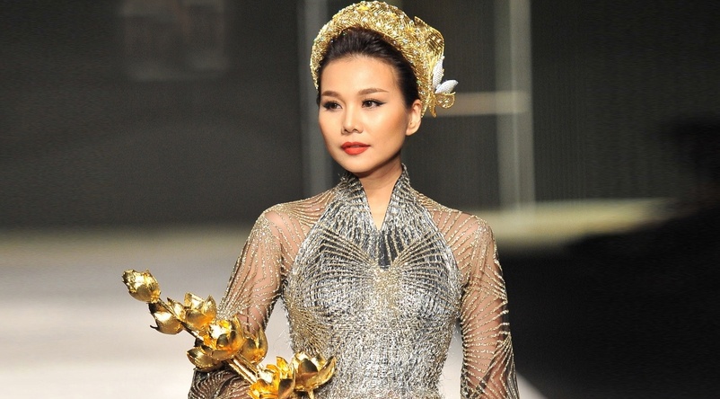 Thanh Hang mang 50 luong vang len san catwalk hinh anh
