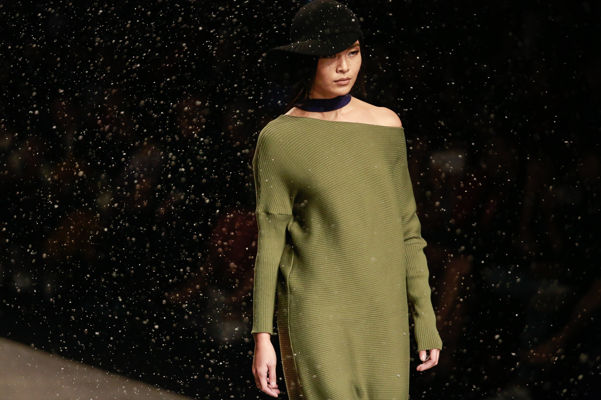 Mau Thuy trinh dien BST cua Le Ha anh 2