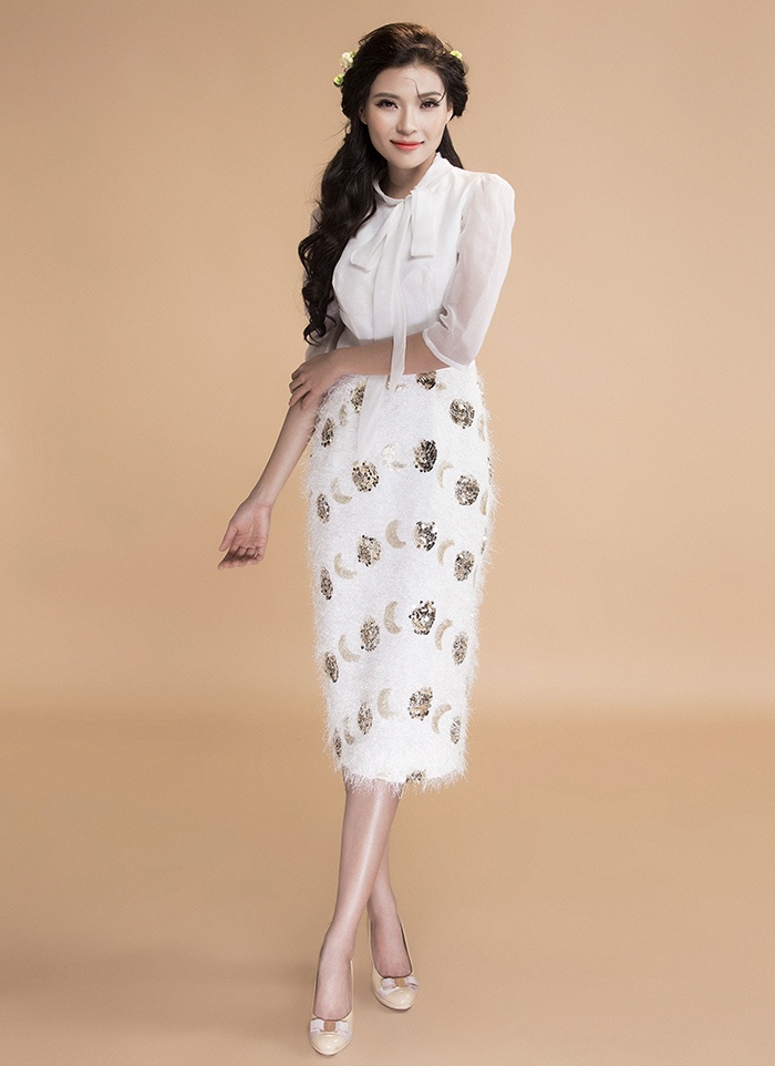 Thuy Diem mong manh voi trang phuc nu tinh anh 6