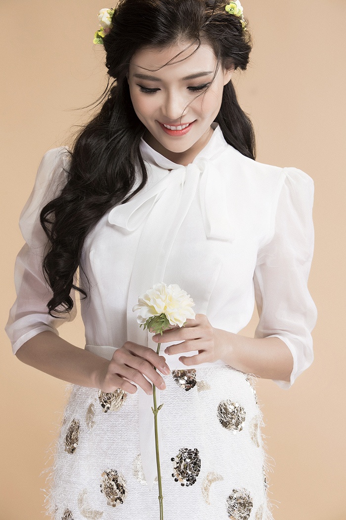 Thuy Diem mong manh voi trang phuc nu tinh anh 7