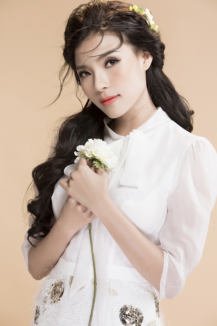 Thuy Diem mong manh voi trang phuc nu tinh anh 8