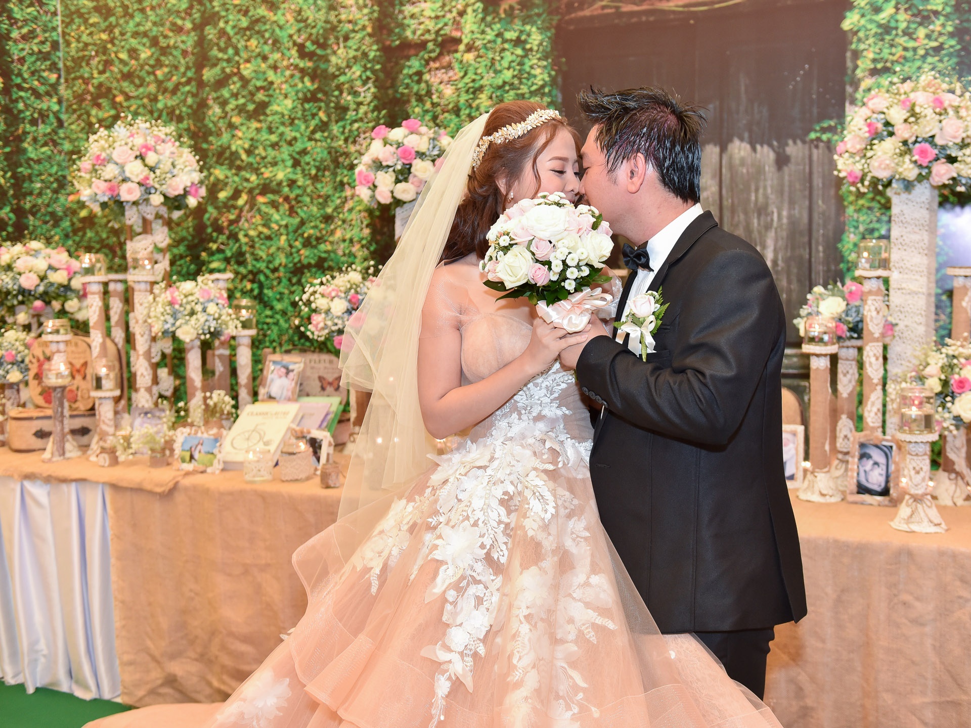 Le cuoi ngap tran sac hoa cua Khanh Hien va hon phu Viet kieu anh 17