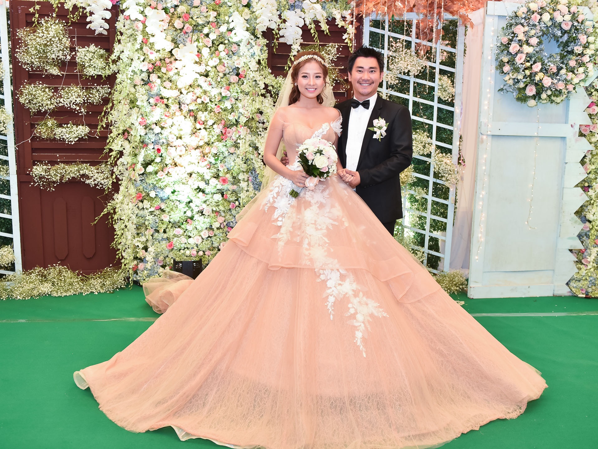 Le cuoi ngap tran sac hoa cua Khanh Hien va hon phu Viet kieu anh 18