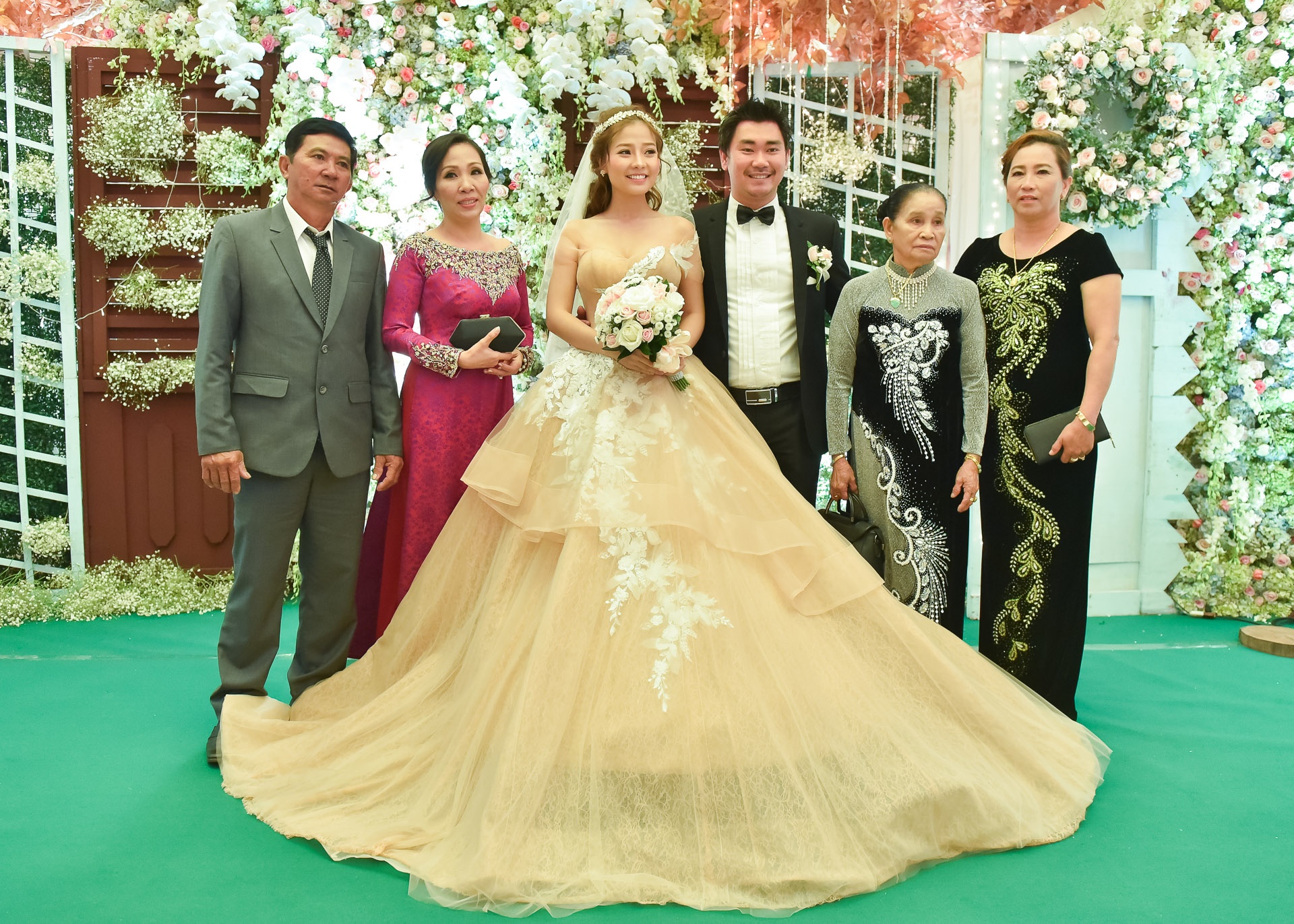 Le cuoi ngap tran sac hoa cua Khanh Hien va hon phu Viet kieu anh 19