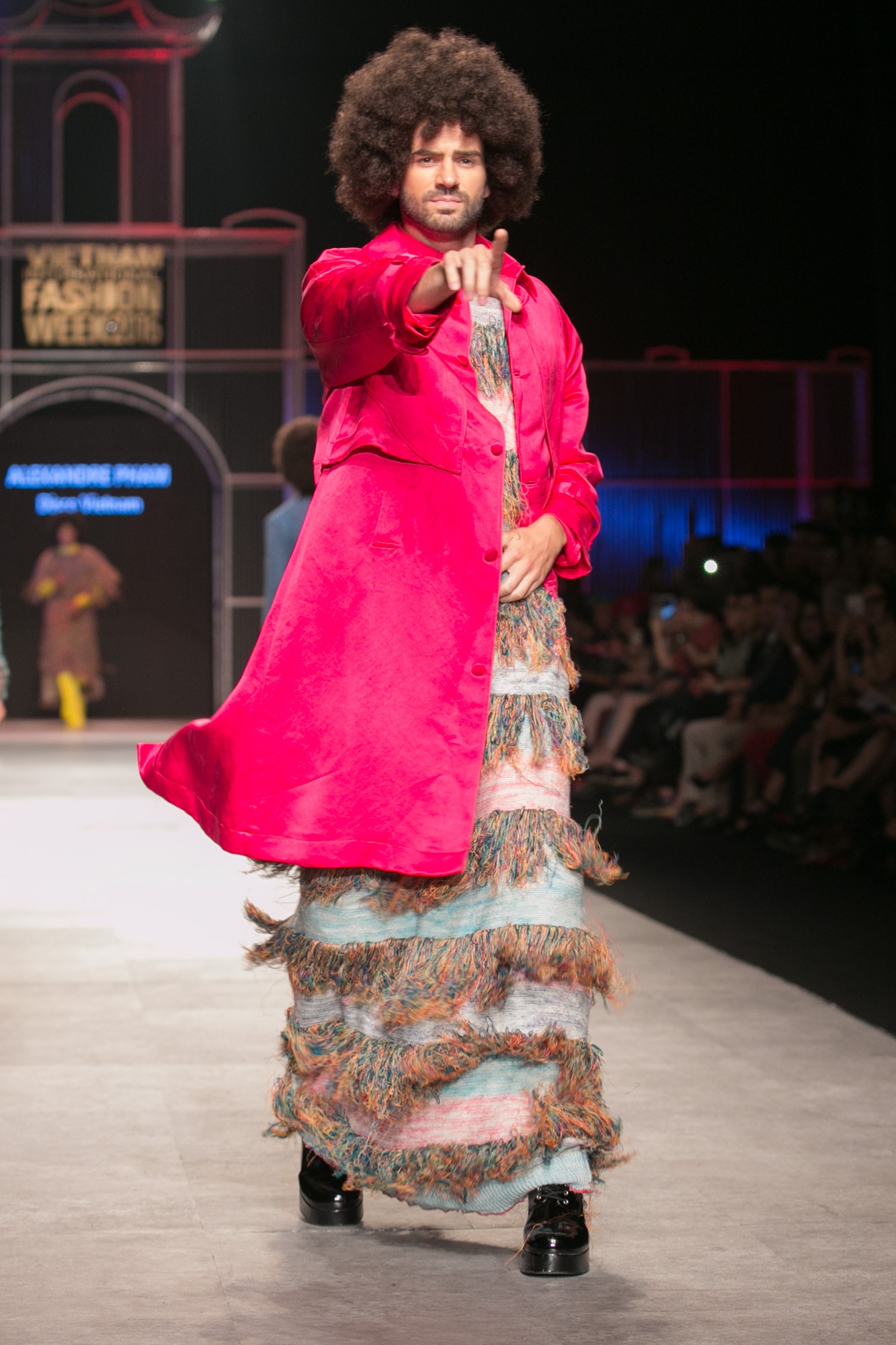 Mau nam mac vay catwalk tren san dien thoi trang anh 1