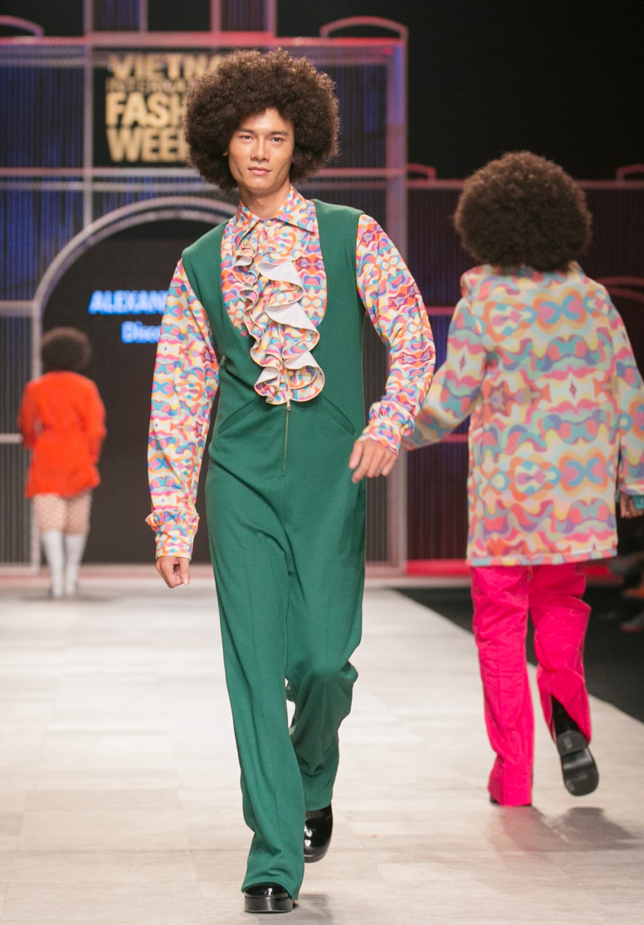 Mau nam mac vay catwalk tren san dien thoi trang anh 2