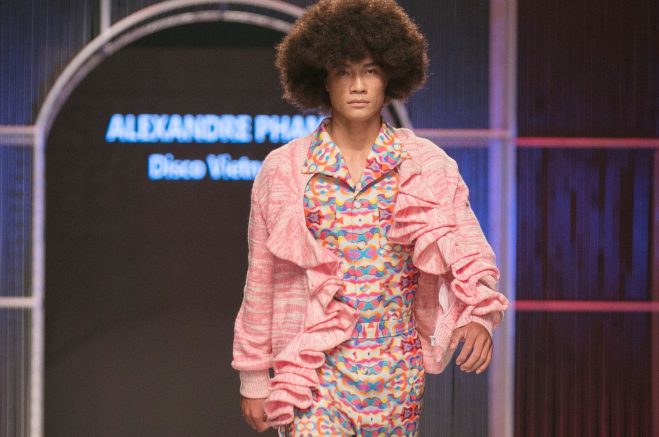 Mau nam mac vay catwalk tren san dien thoi trang anh 3