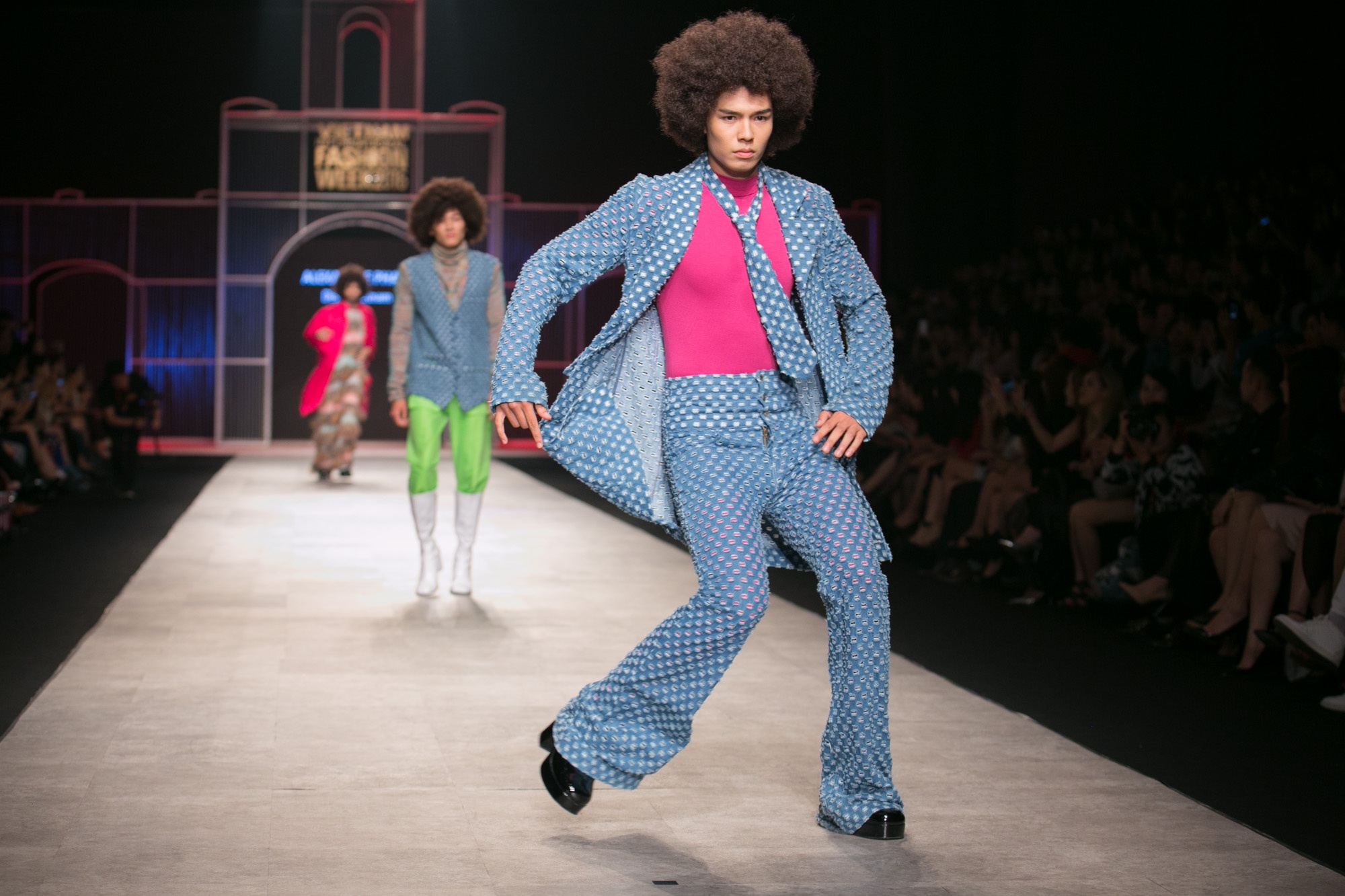 Mau nam mac vay catwalk tren san dien thoi trang anh 4