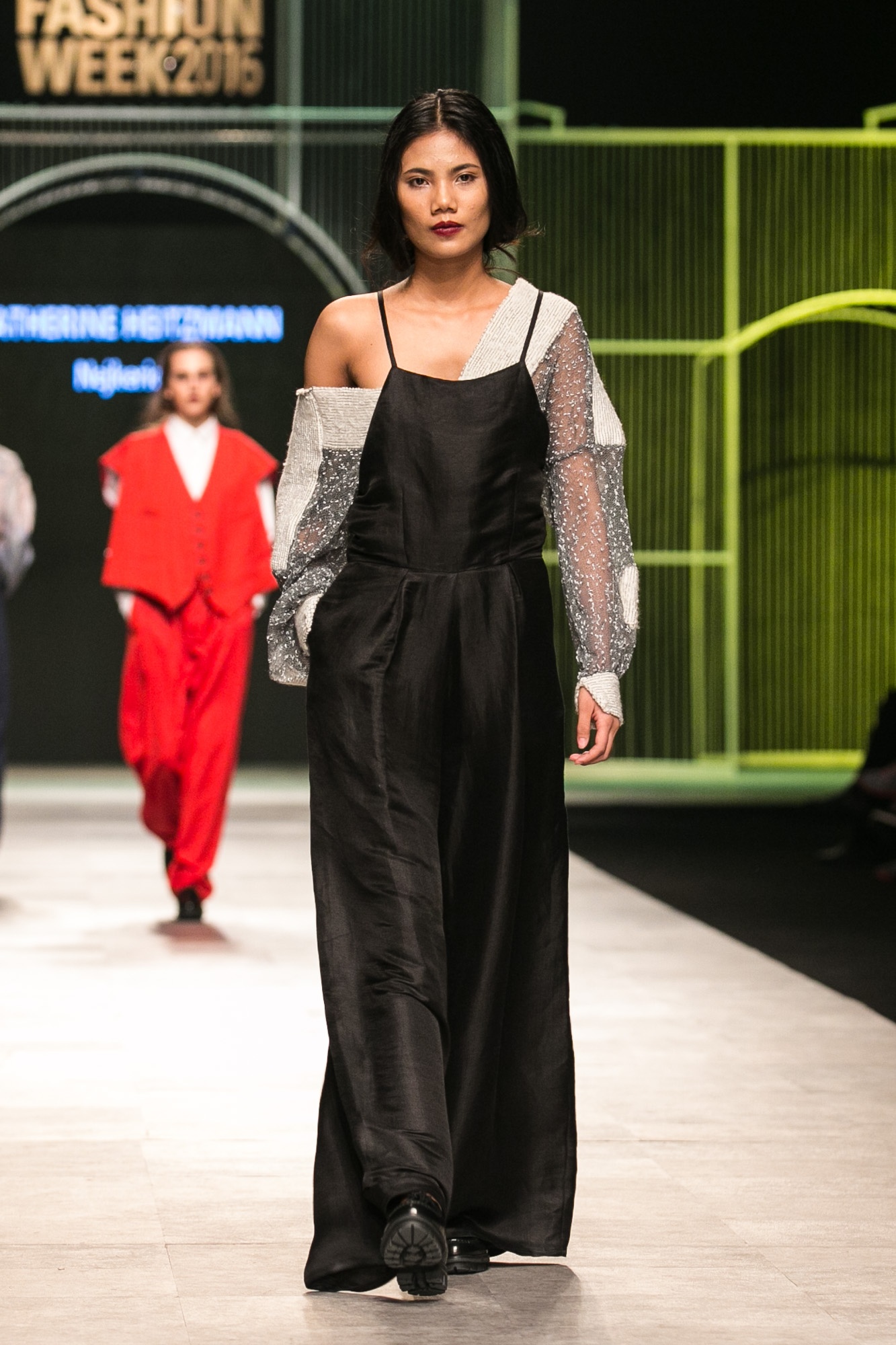 Mau nam mac vay catwalk tren san dien thoi trang anh 6