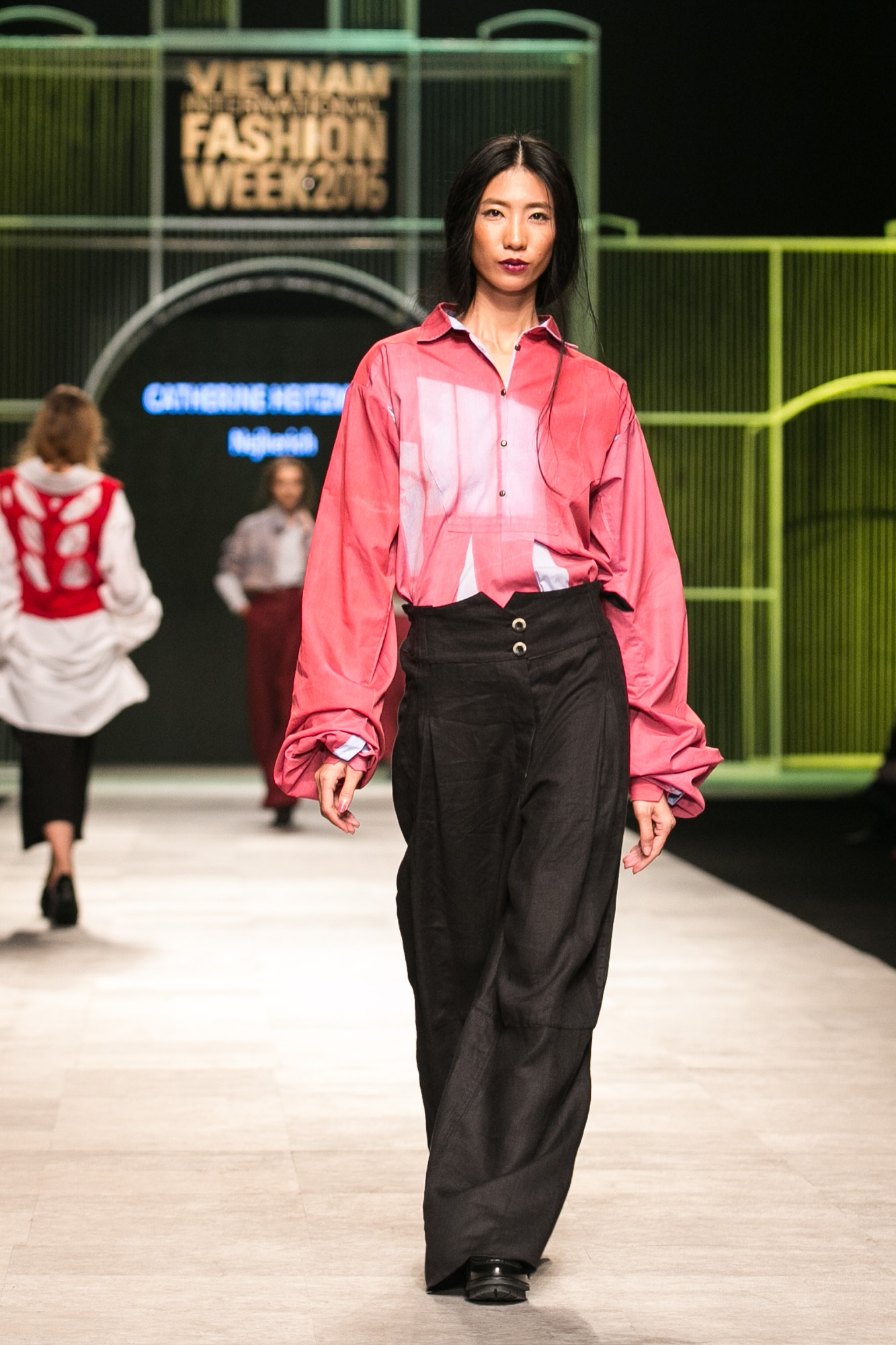 Mau nam mac vay catwalk tren san dien thoi trang anh 7