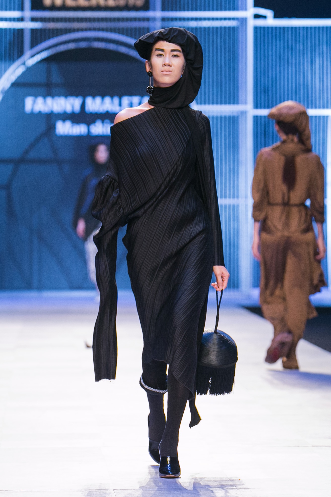 Mau nam mac vay catwalk tren san dien thoi trang anh 8