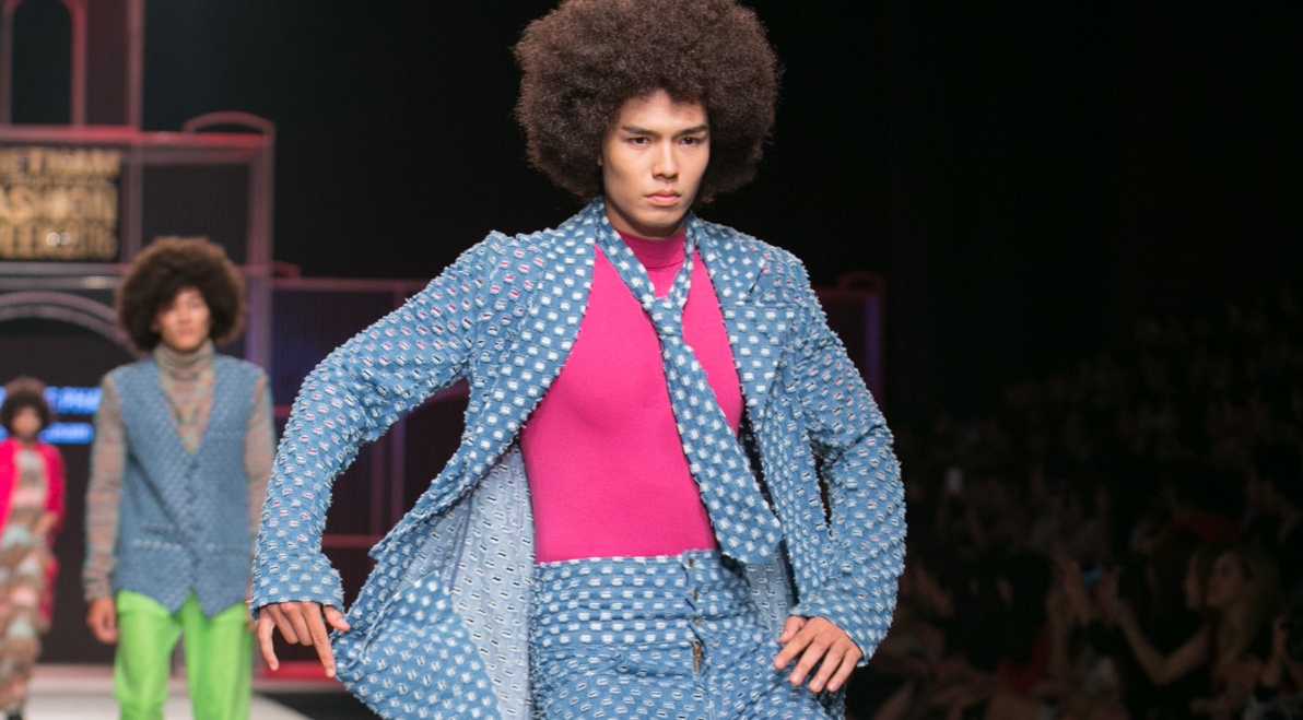 Mau nam mac vay nhay disco tren san dien thoi trang hinh anh