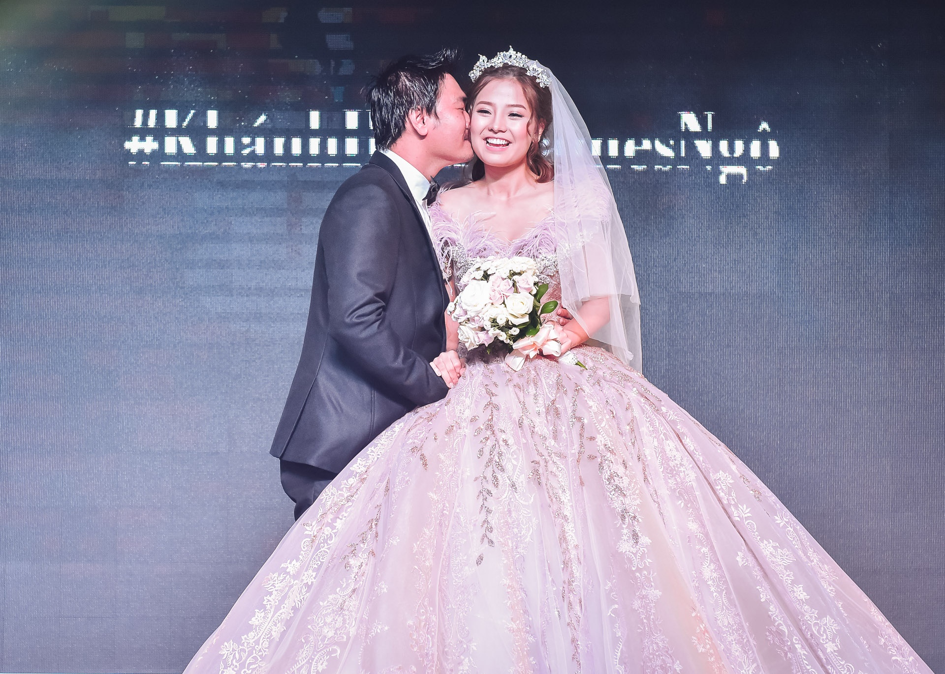 Le cuoi ngap tran sac hoa cua Khanh Hien va hon phu Viet kieu anh 2