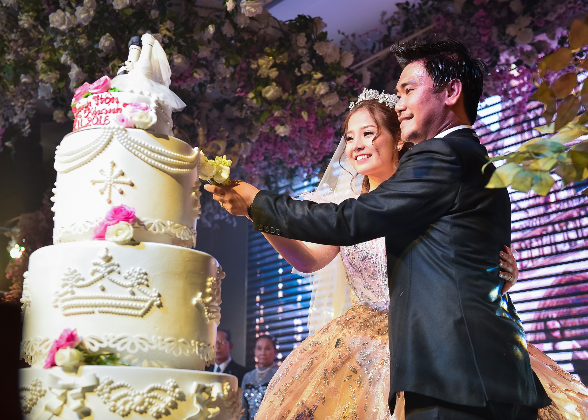 Le cuoi ngap tran sac hoa cua Khanh Hien va hon phu Viet kieu anh 3