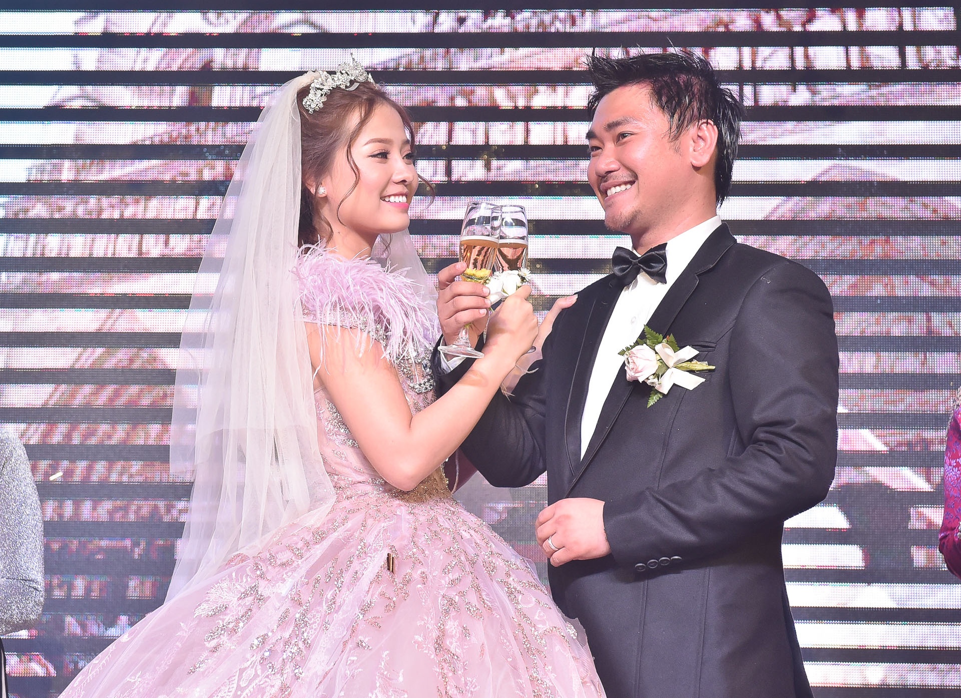 Le cuoi ngap tran sac hoa cua Khanh Hien va hon phu Viet kieu anh 5