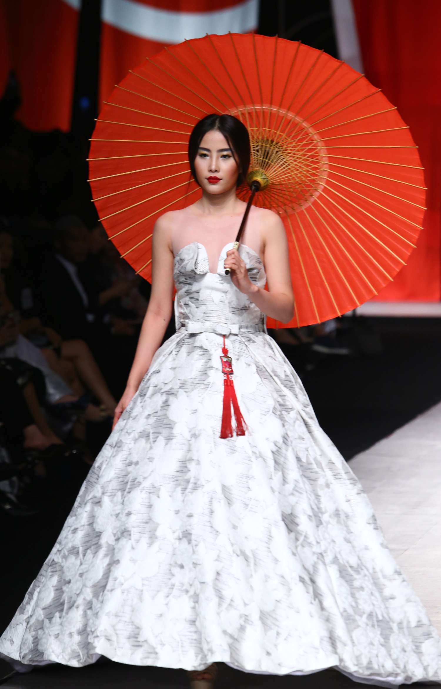 Nam Em hoa co gai Nhat Ban catwalk anh 1
