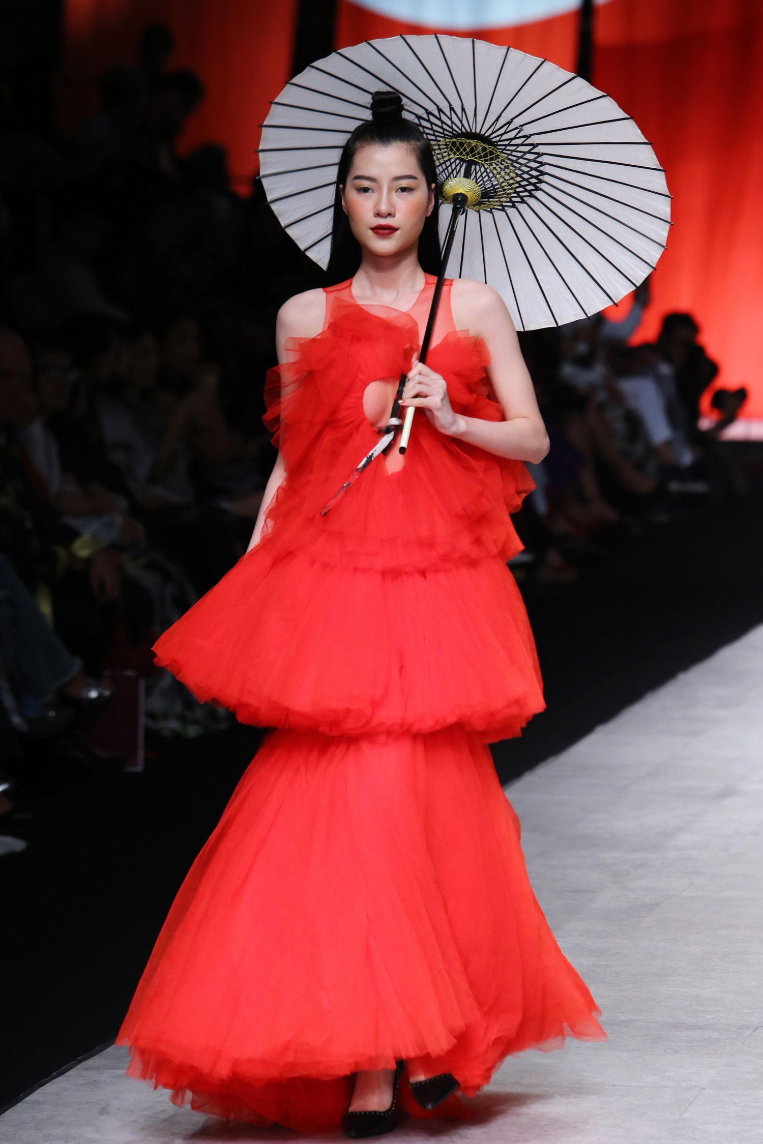 Nam Em hoa co gai Nhat Ban catwalk anh 6