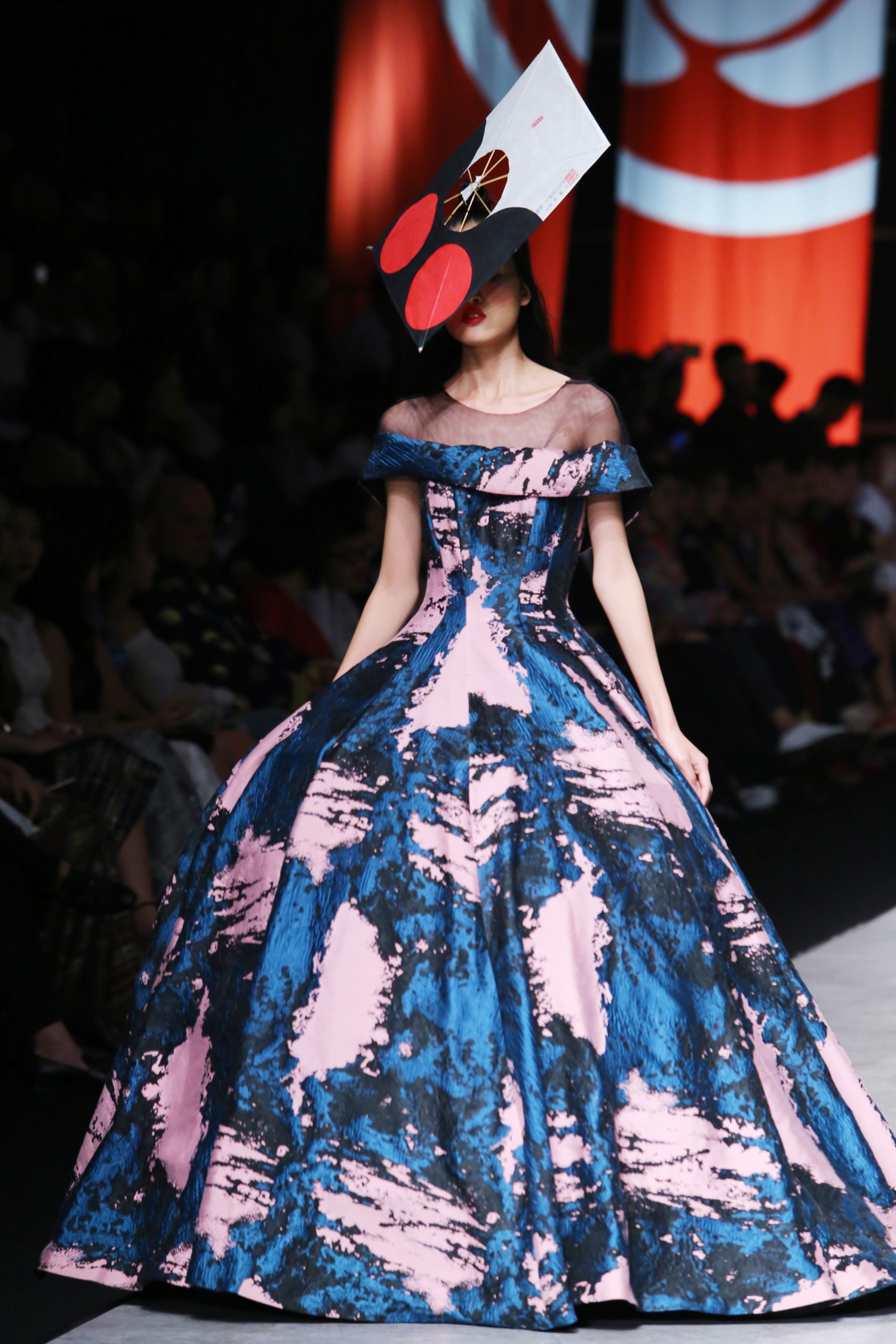 Nam Em hoa co gai Nhat Ban catwalk anh 9