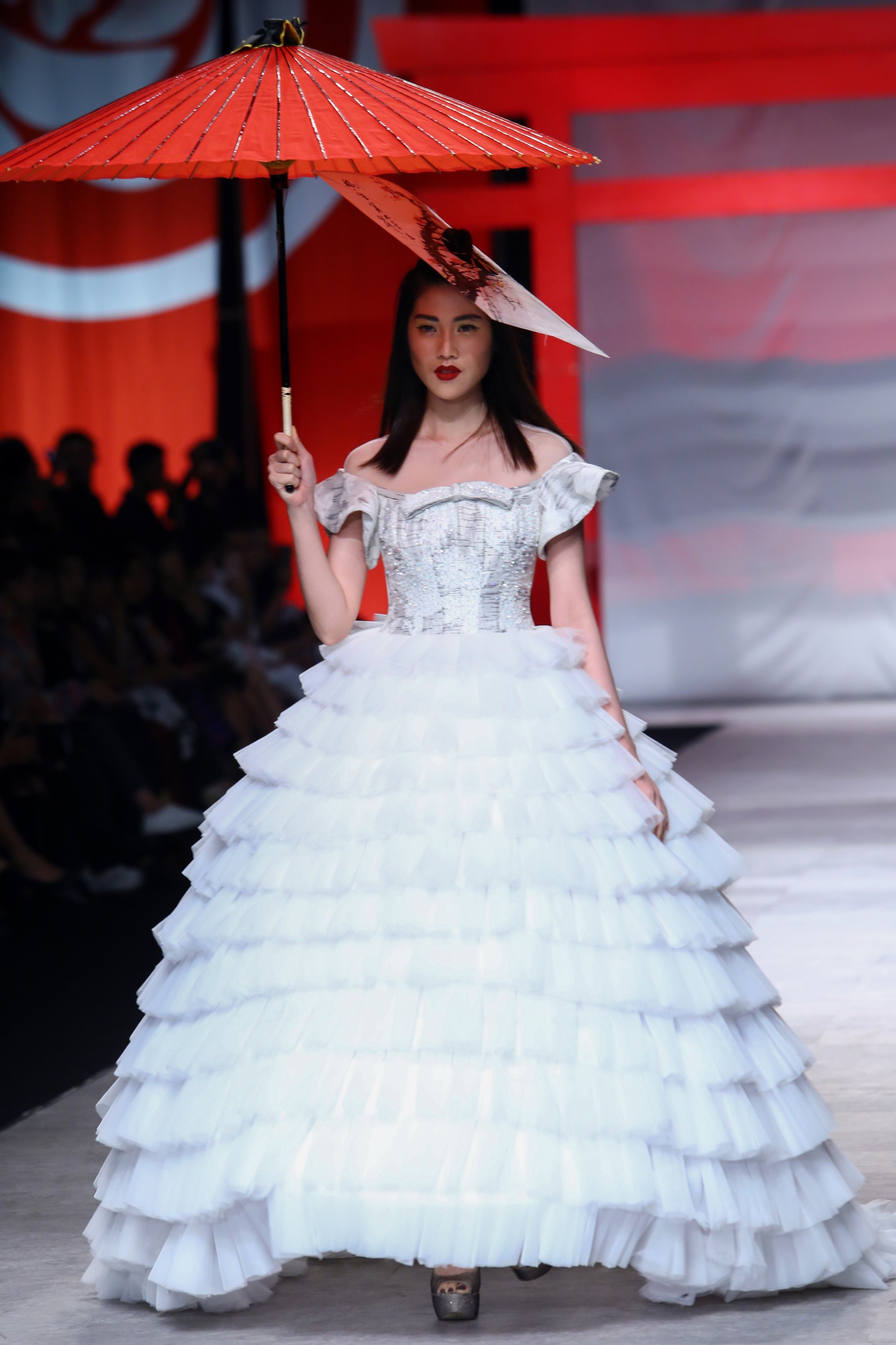 Nam Em hoa co gai Nhat Ban catwalk anh 2