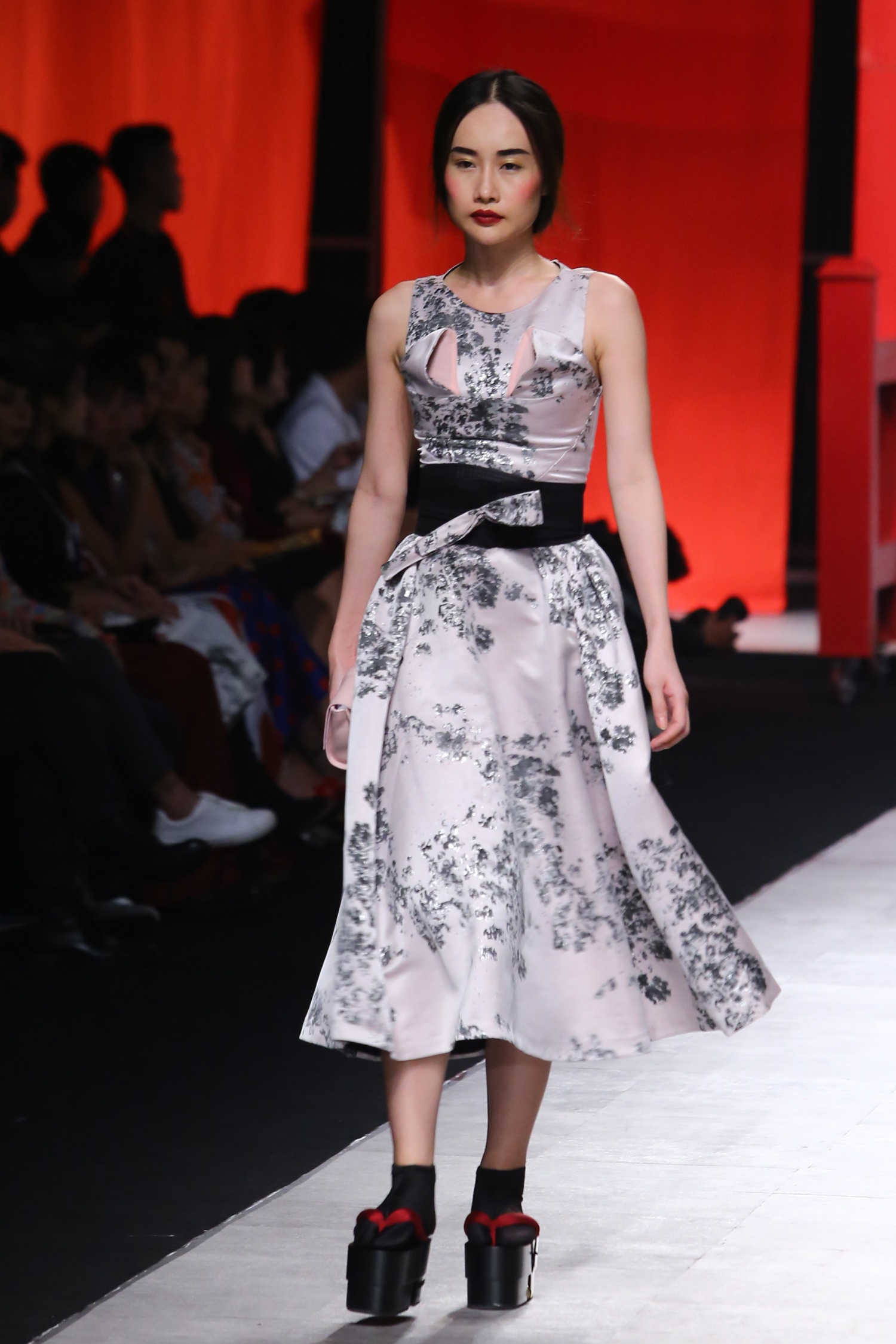 Nam Em hoa co gai Nhat Ban catwalk anh 3