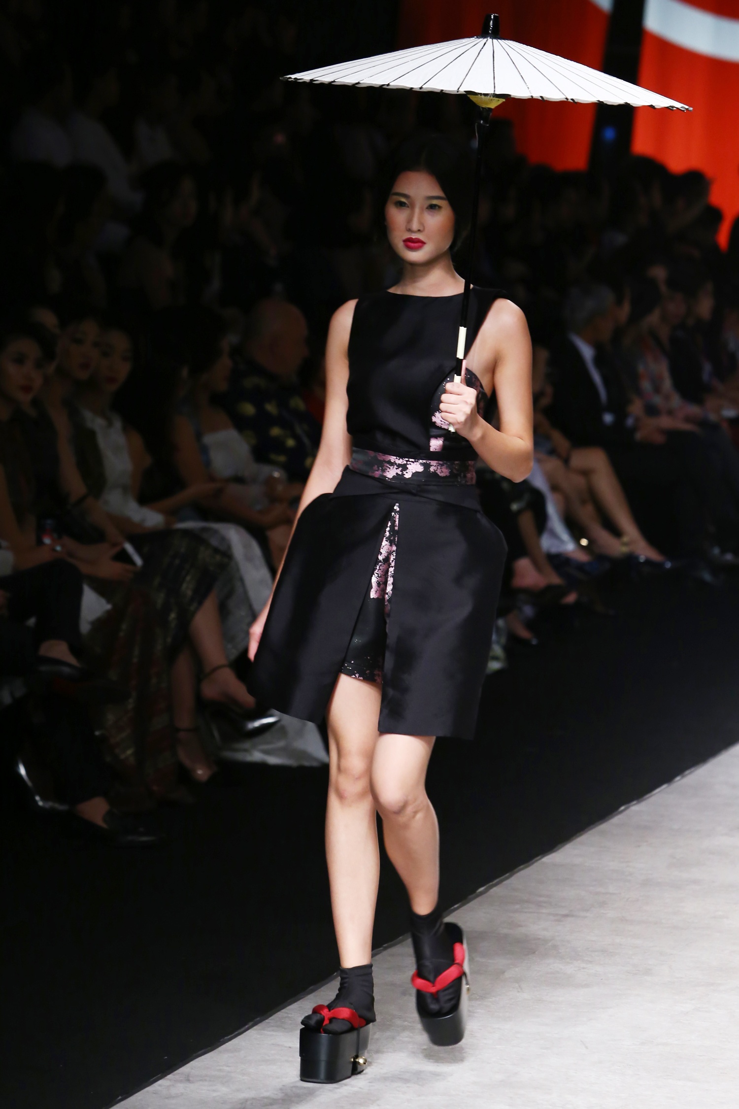 Nam Em hoa co gai Nhat Ban catwalk anh 4