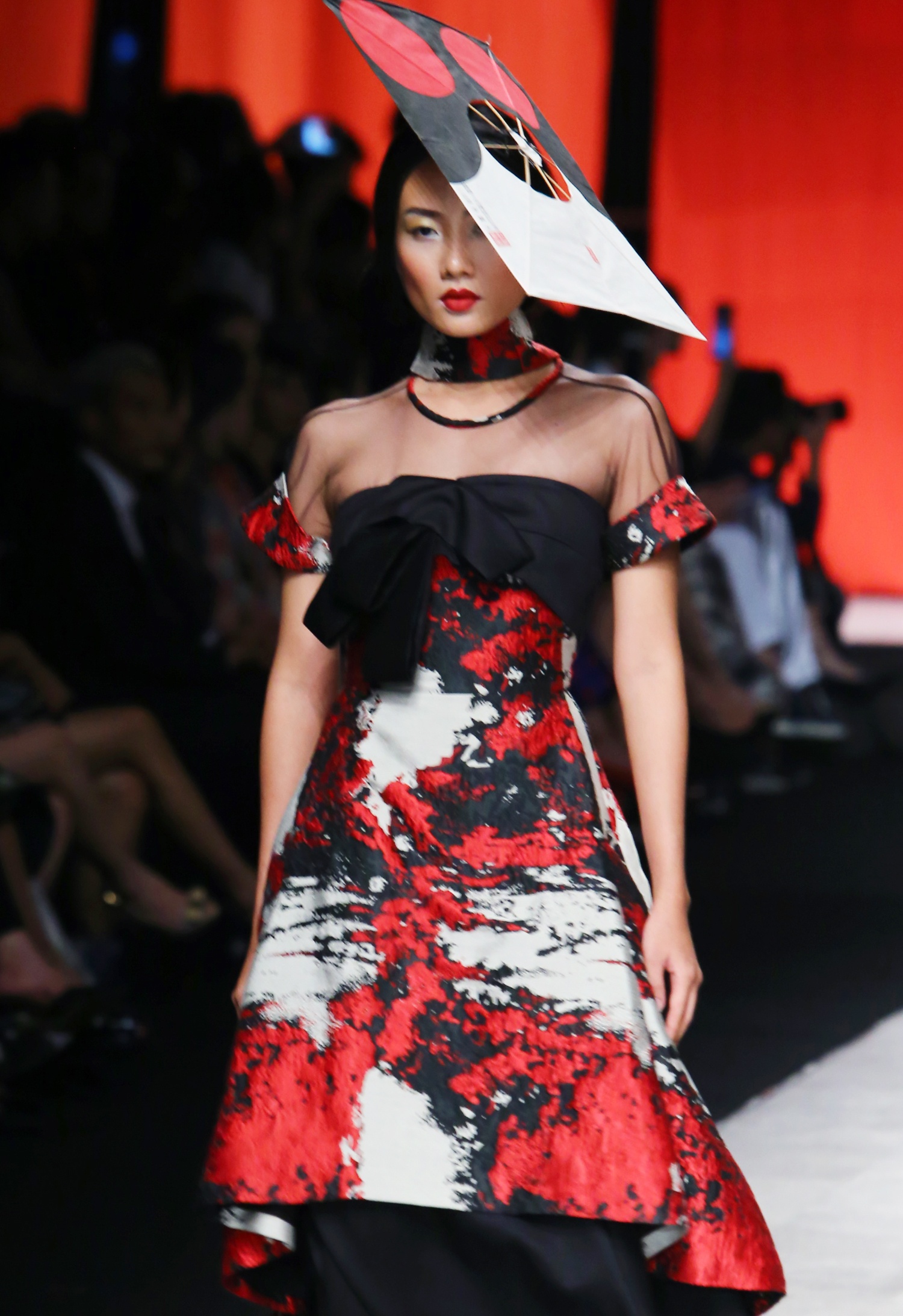 Nam Em hoa co gai Nhat Ban catwalk anh 5