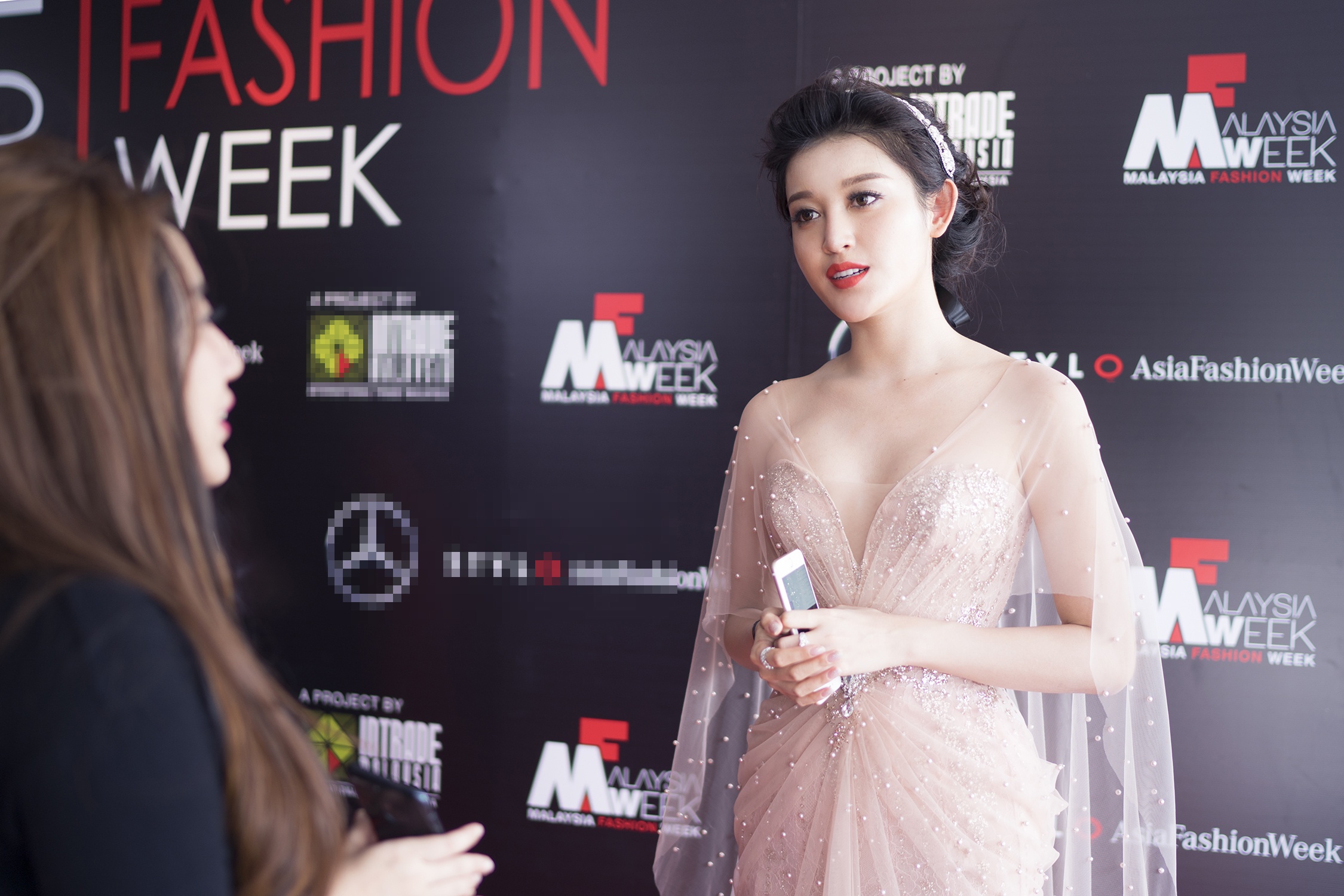 A hau Huyen My lam vedette anh 1