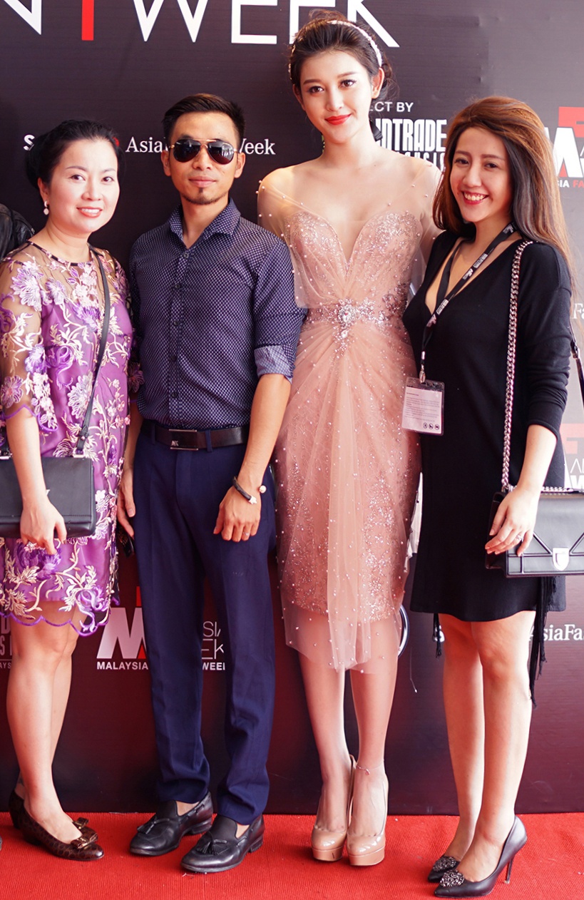 A hau Huyen My lam vedette anh 2