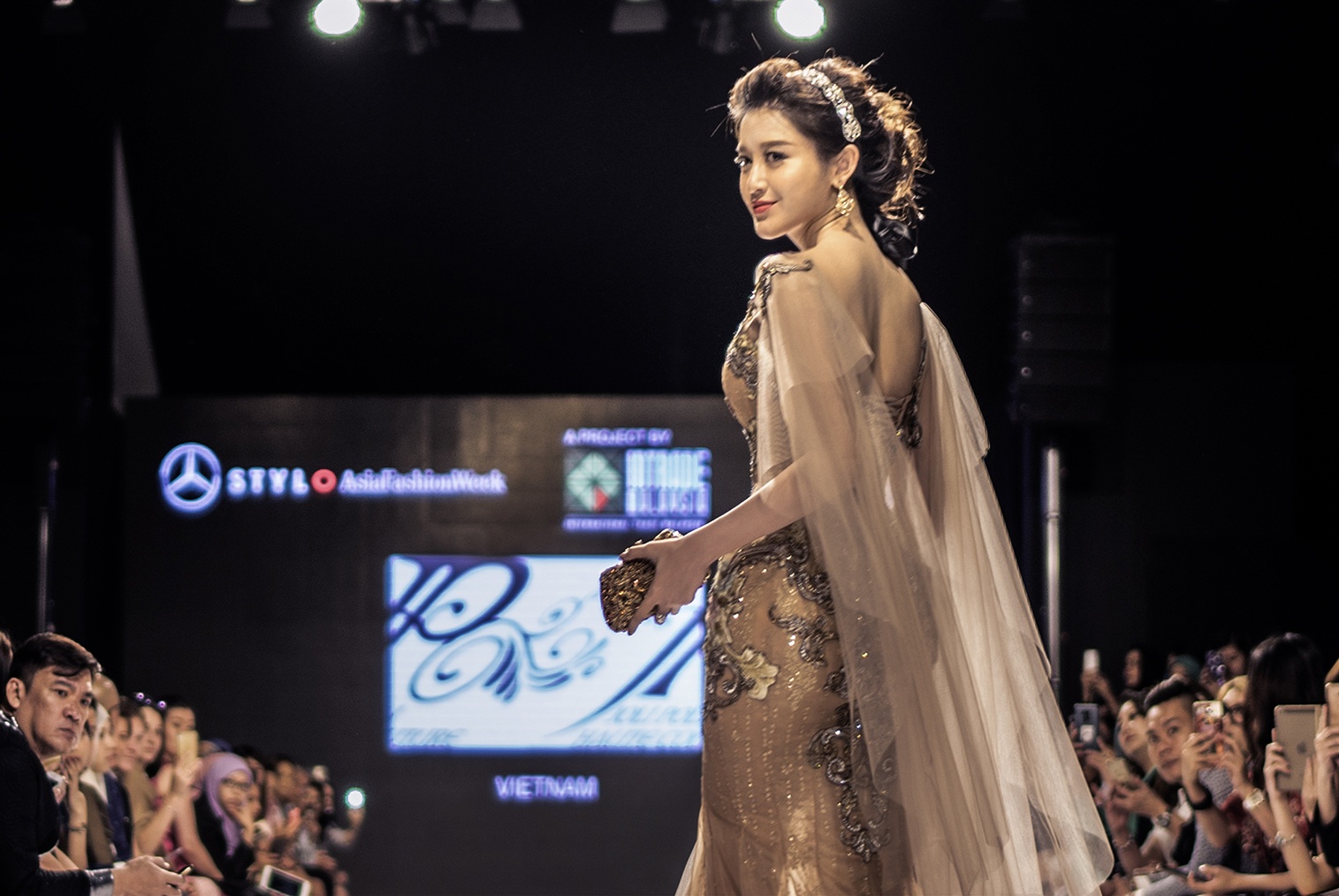 A hau Huyen My lam vedette anh 3