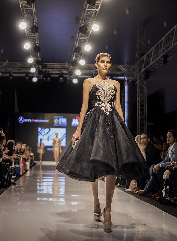 A hau Huyen My lam vedette anh 9