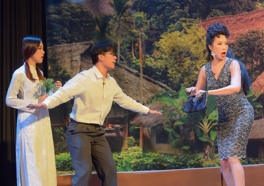 Trinh Kim Chi lam ba bau Hoa hau Ao lang anh 1