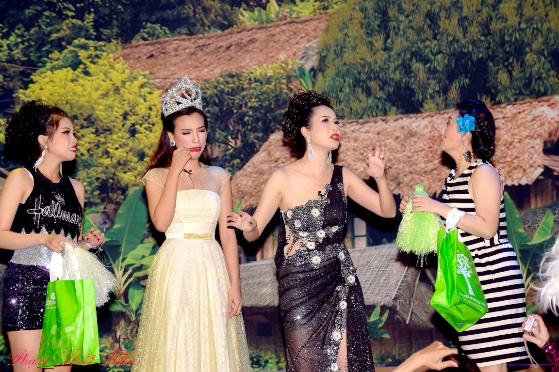 Trinh Kim Chi lam ba bau Hoa hau Ao lang anh 6