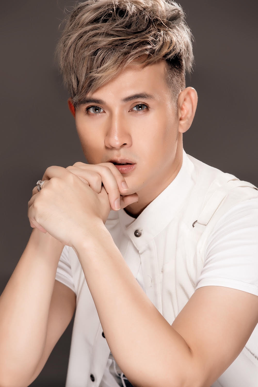 Nguyen Vu tre trung voi toc nhuom anh 2