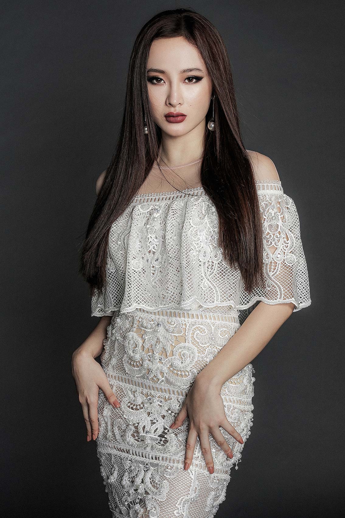 Angela Phuong Trinh khong mac noi y chup anh anh 2