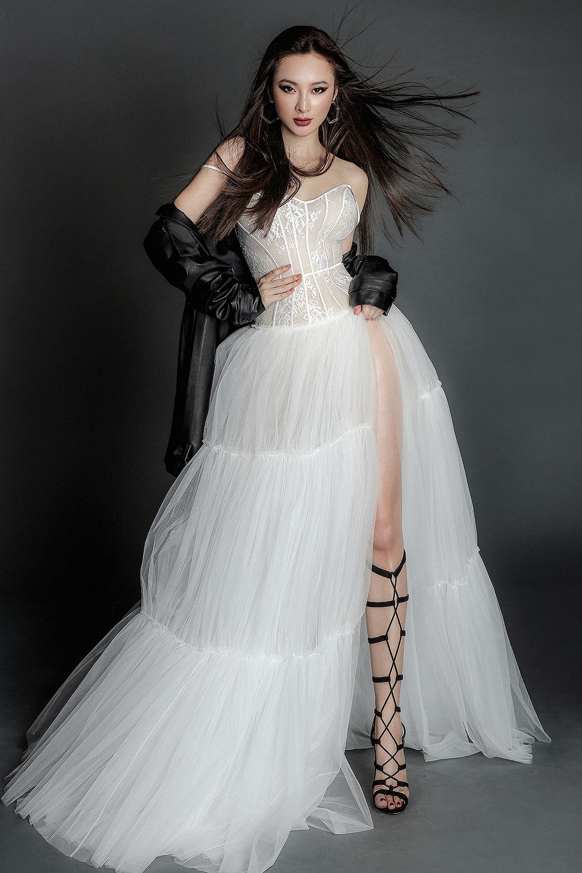 Angela Phuong Trinh khong mac noi y chup anh anh 4