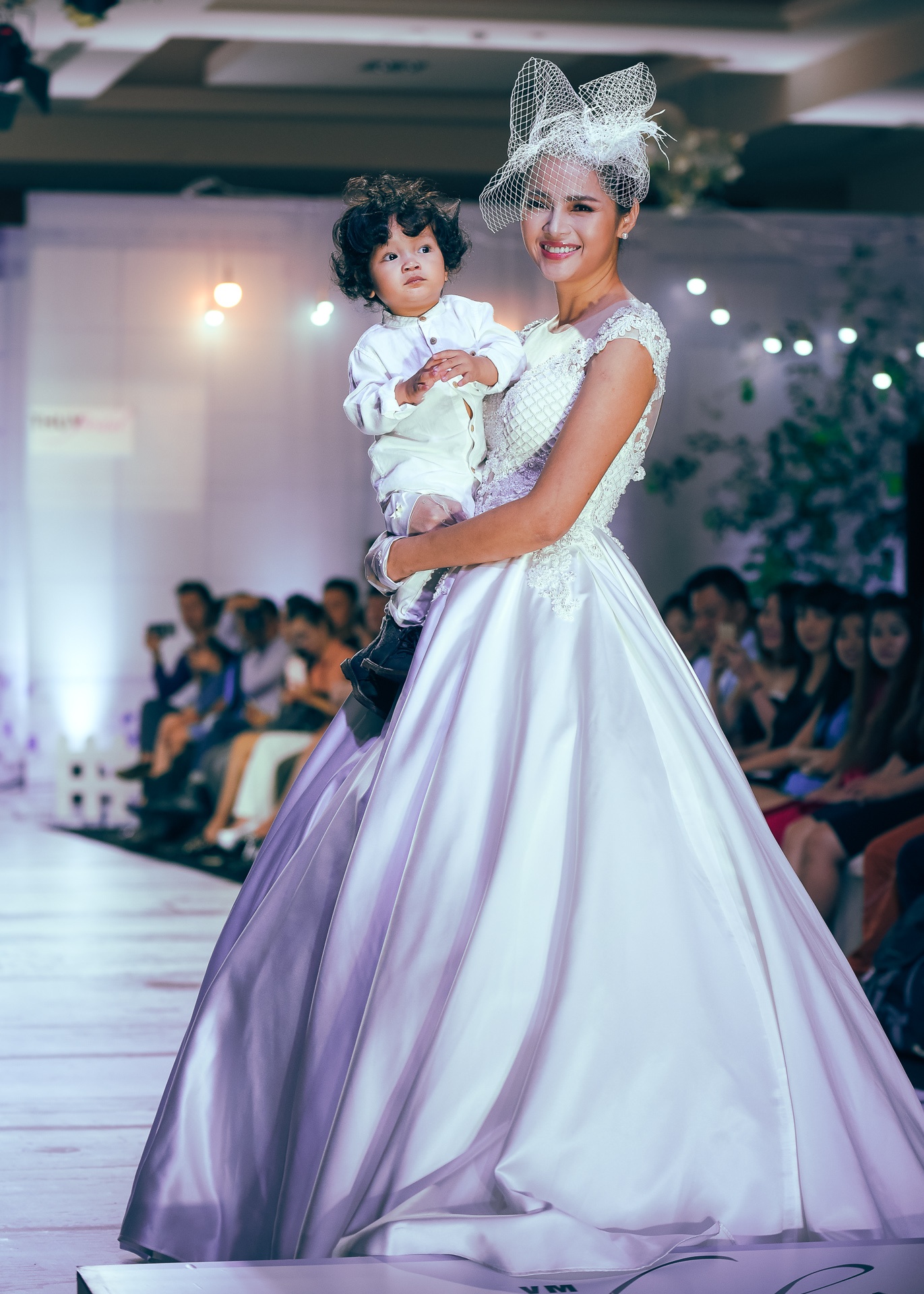 Diem Chau lan dau dua con trai mot tuoi len san dien anh 1