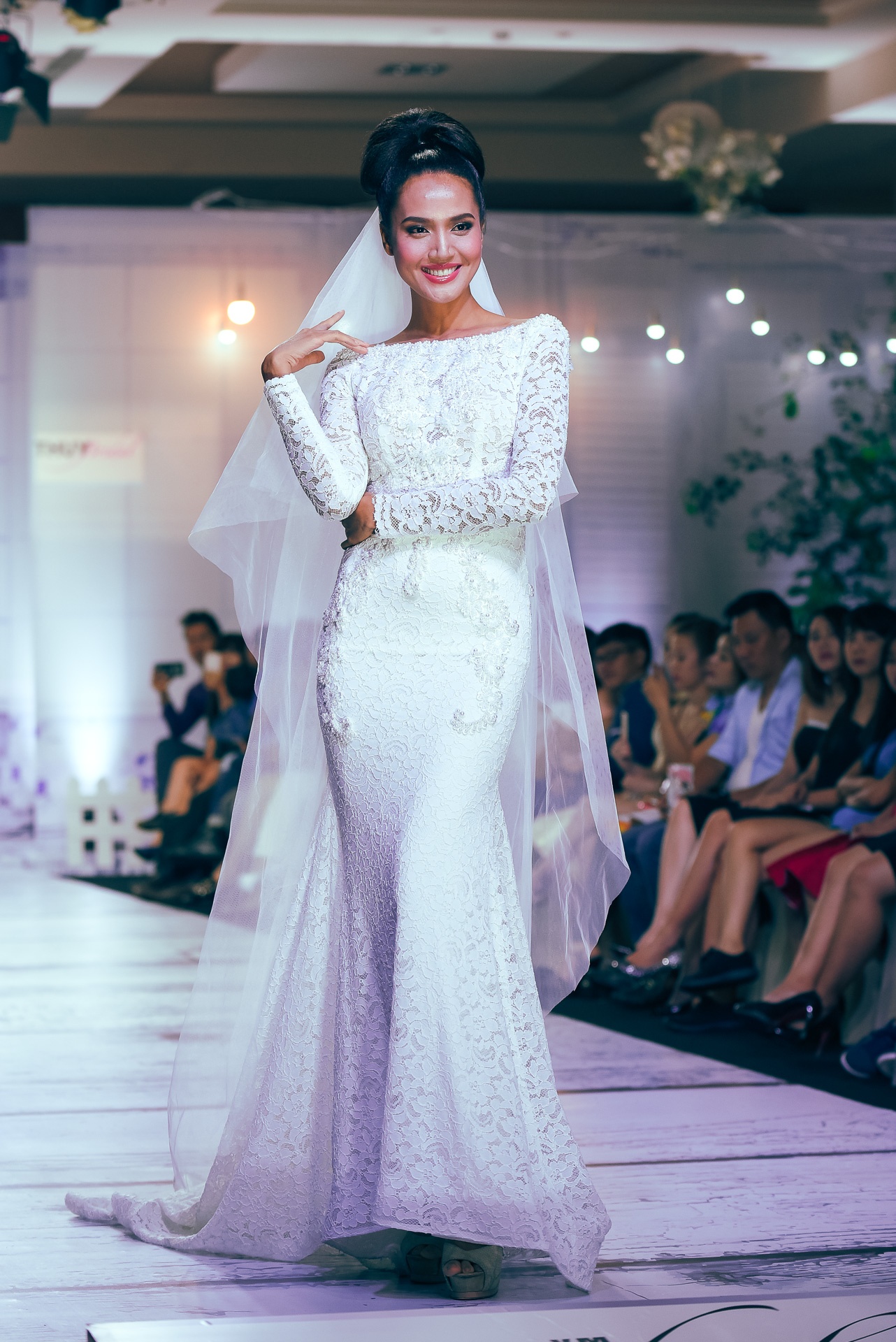 Diem Chau lan dau dua con trai mot tuoi len san dien anh 10