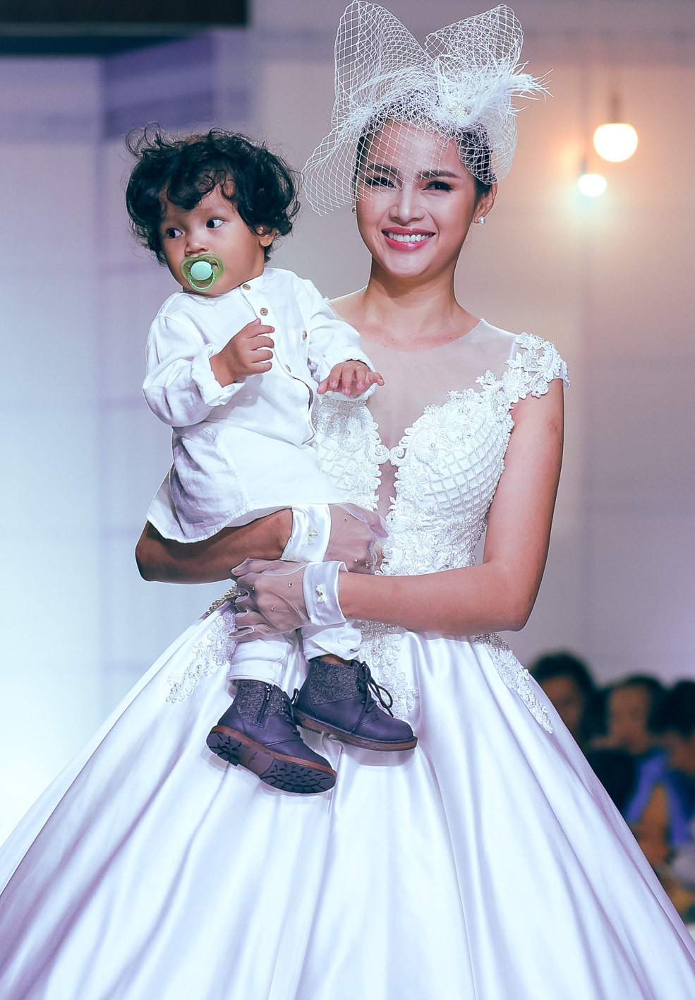 Diem Chau lan dau dua con trai mot tuoi len san dien anh 2