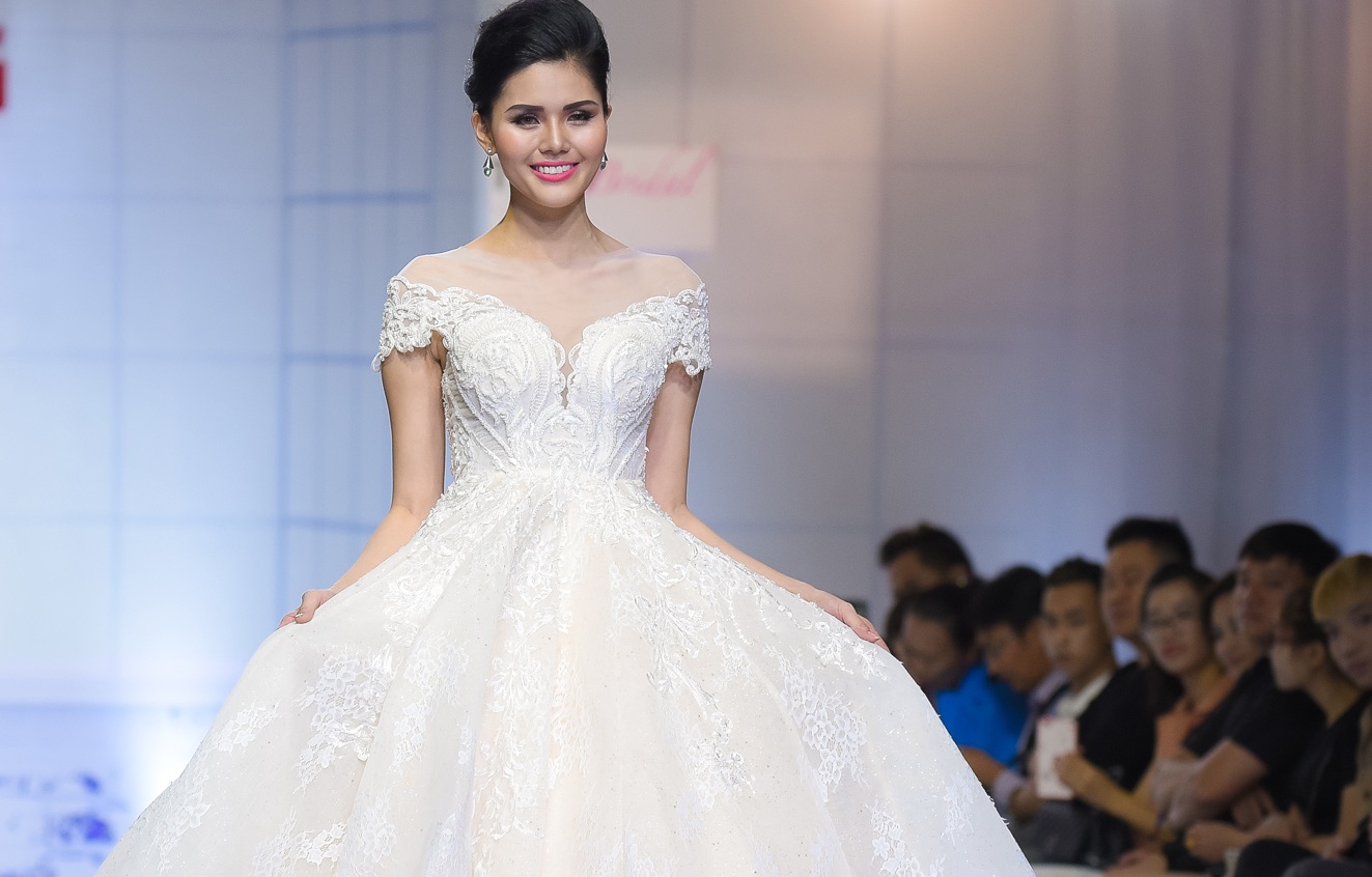 Diem Chau lan dau dua con trai mot tuoi len san dien anh 6