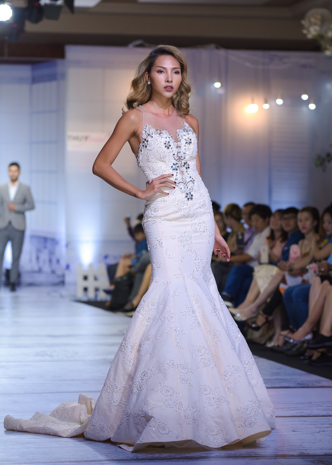 Diem Chau lan dau dua con trai mot tuoi len san dien anh 7