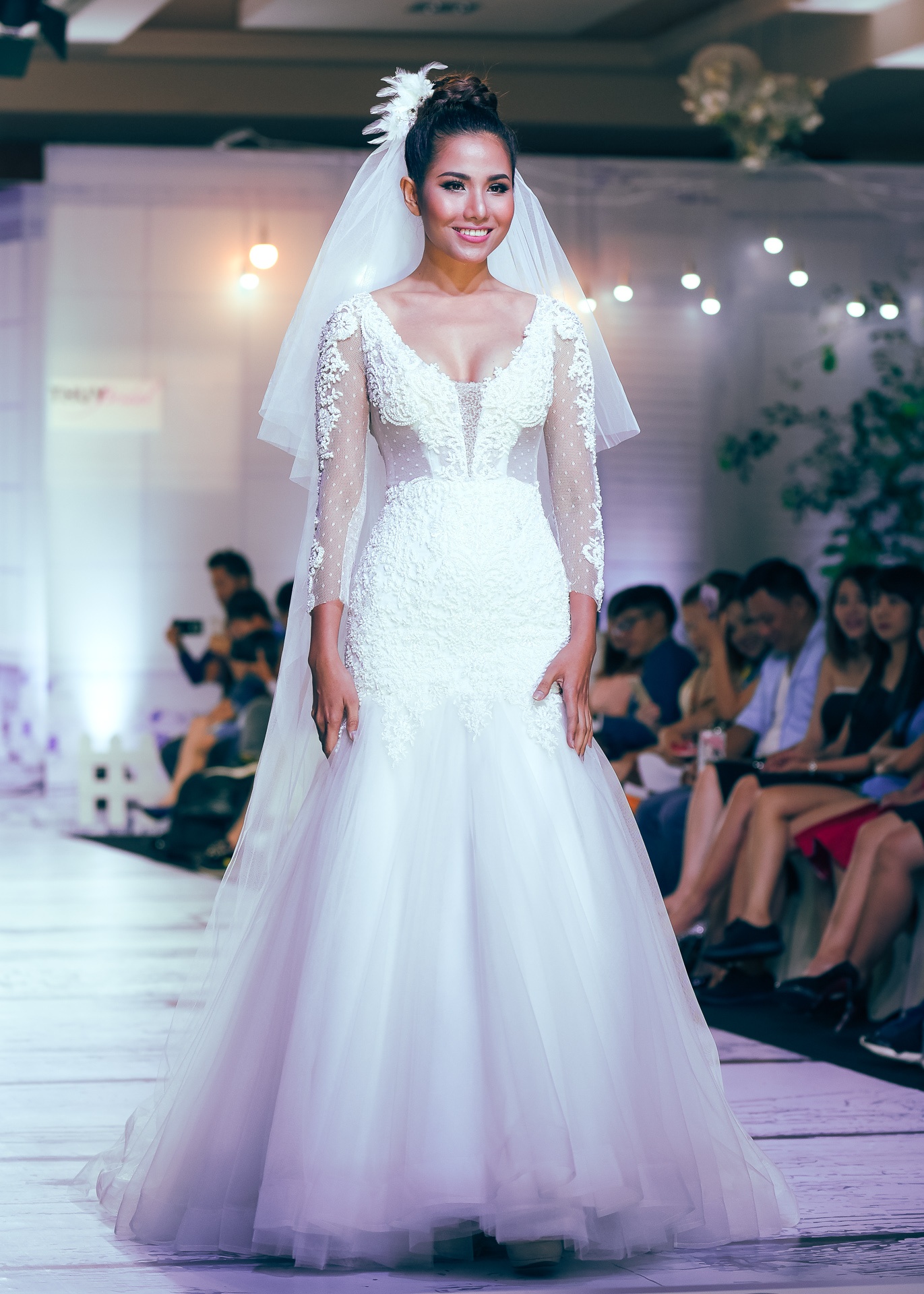 Diem Chau lan dau dua con trai mot tuoi len san dien anh 8