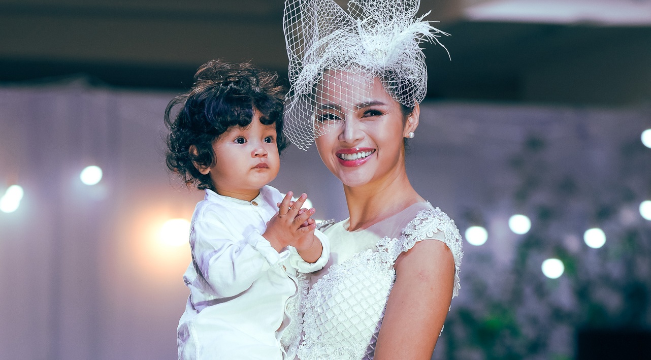 Diem Chau lan dau dua con trai mot tuoi len san dien hinh anh