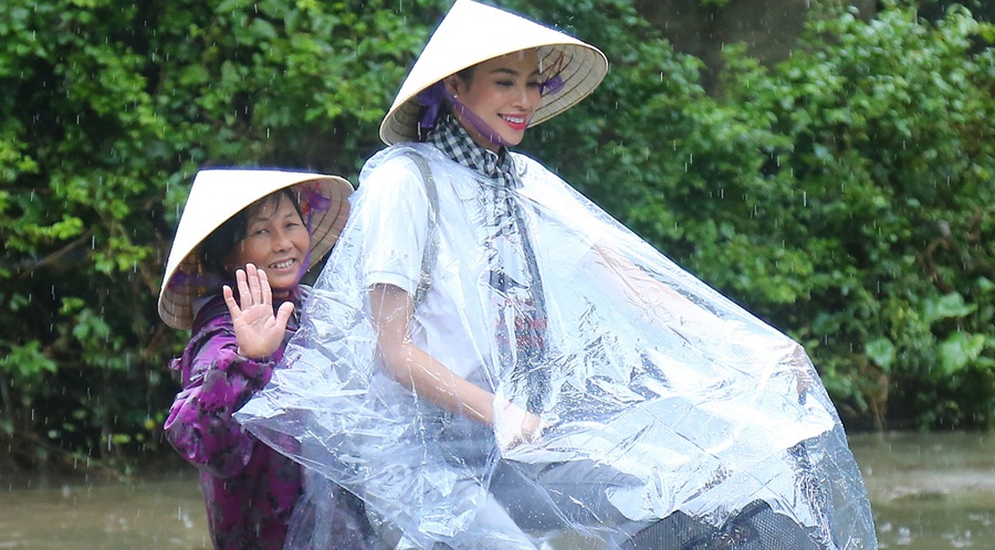 Pham Huong doi mua dua don ba con vung lu hinh anh